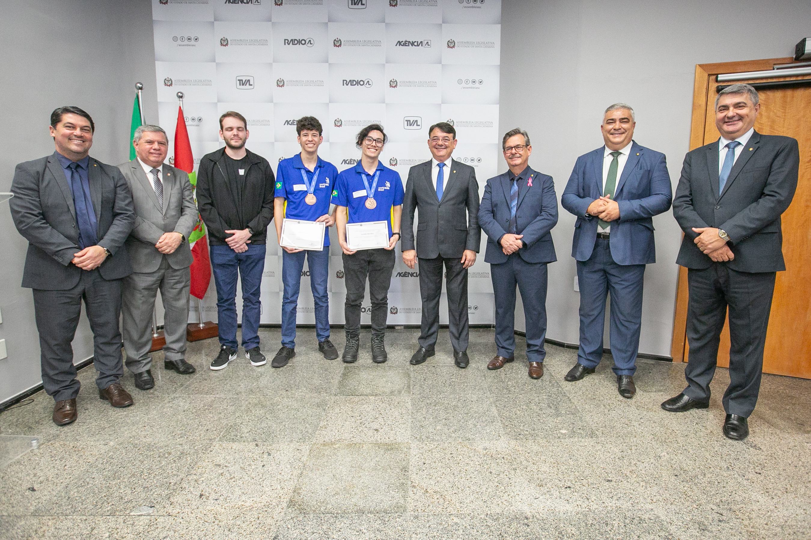 MOÇÃO DE APLAUSO – Deputado Maurício Peixer entrega honraria a estudantes de Joinville