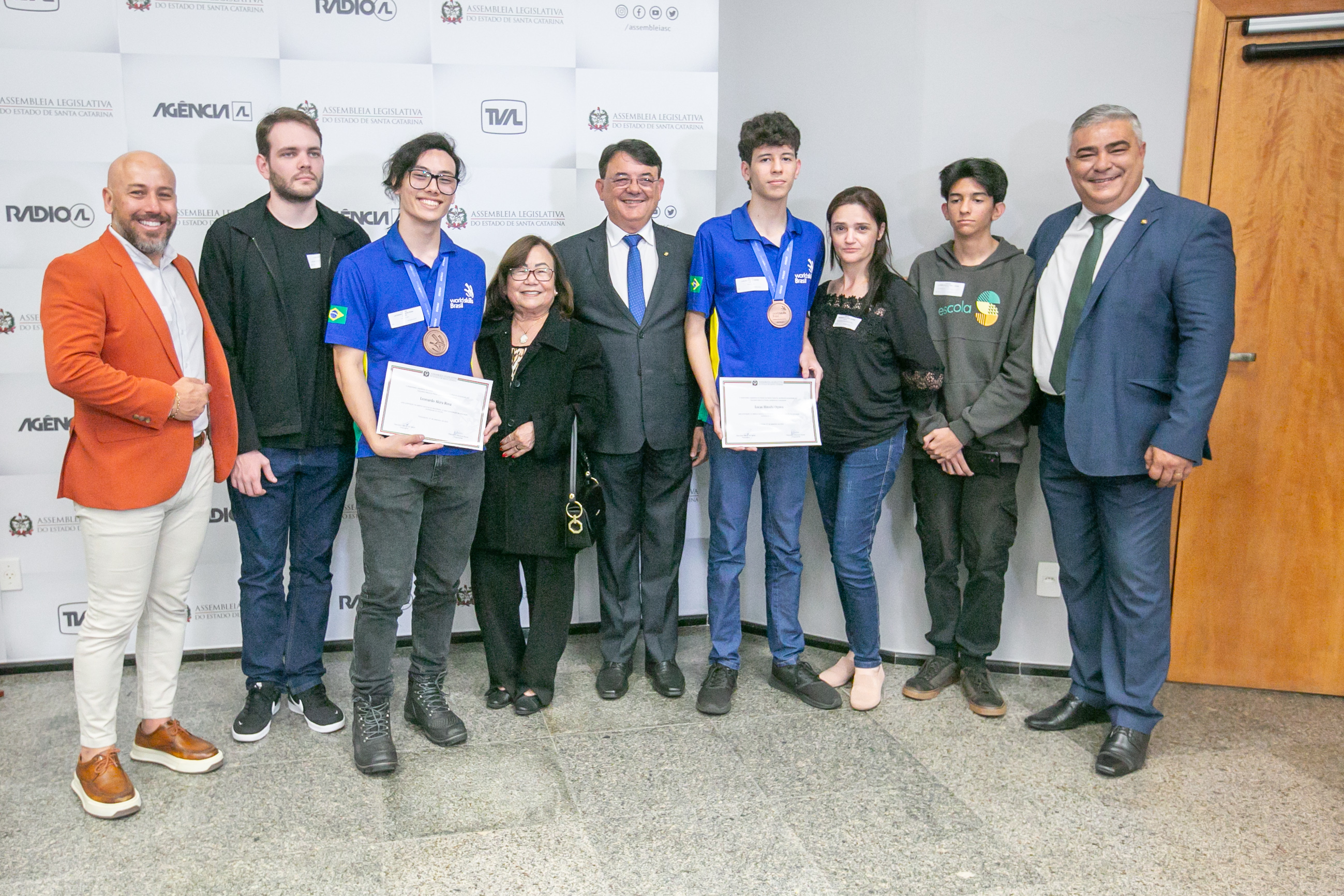 MOÇÃO DE APLAUSO - Deputado Maurício Peixer entrega honraria a estudantes de Joinville