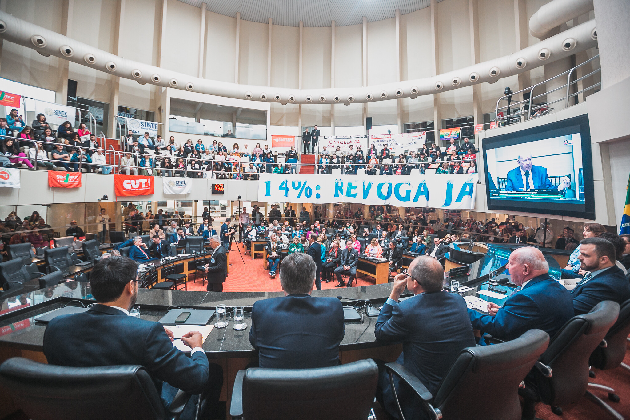 Audiência debate fim do desconto de 14% na contribuição previdenciária dos servidores públicos