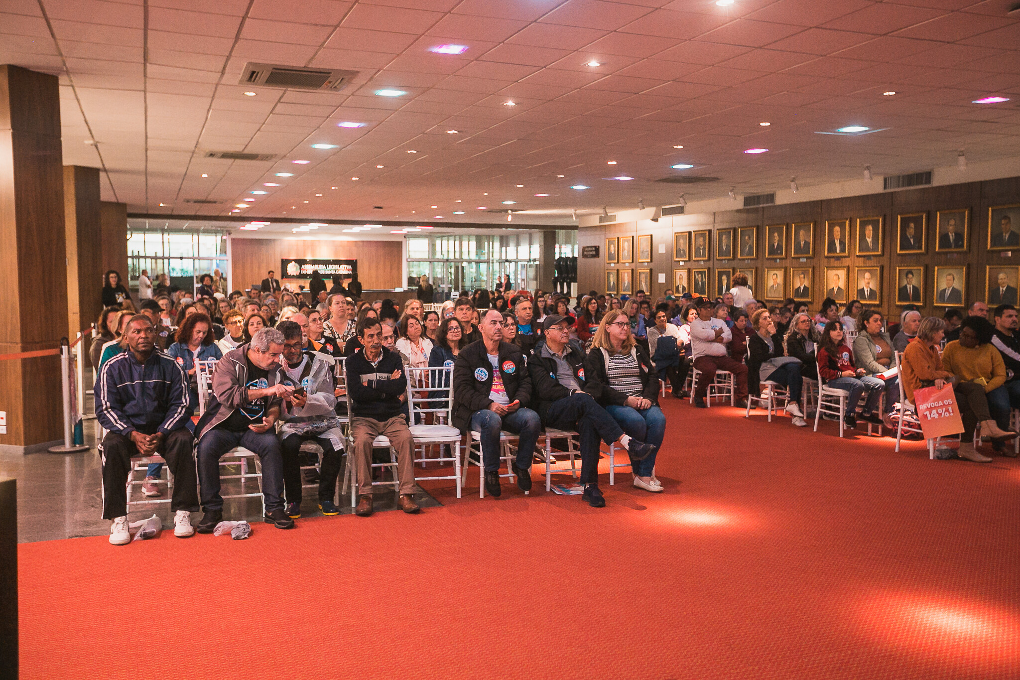 Servidores públicos estaduais lotaram o hall da Alesc
