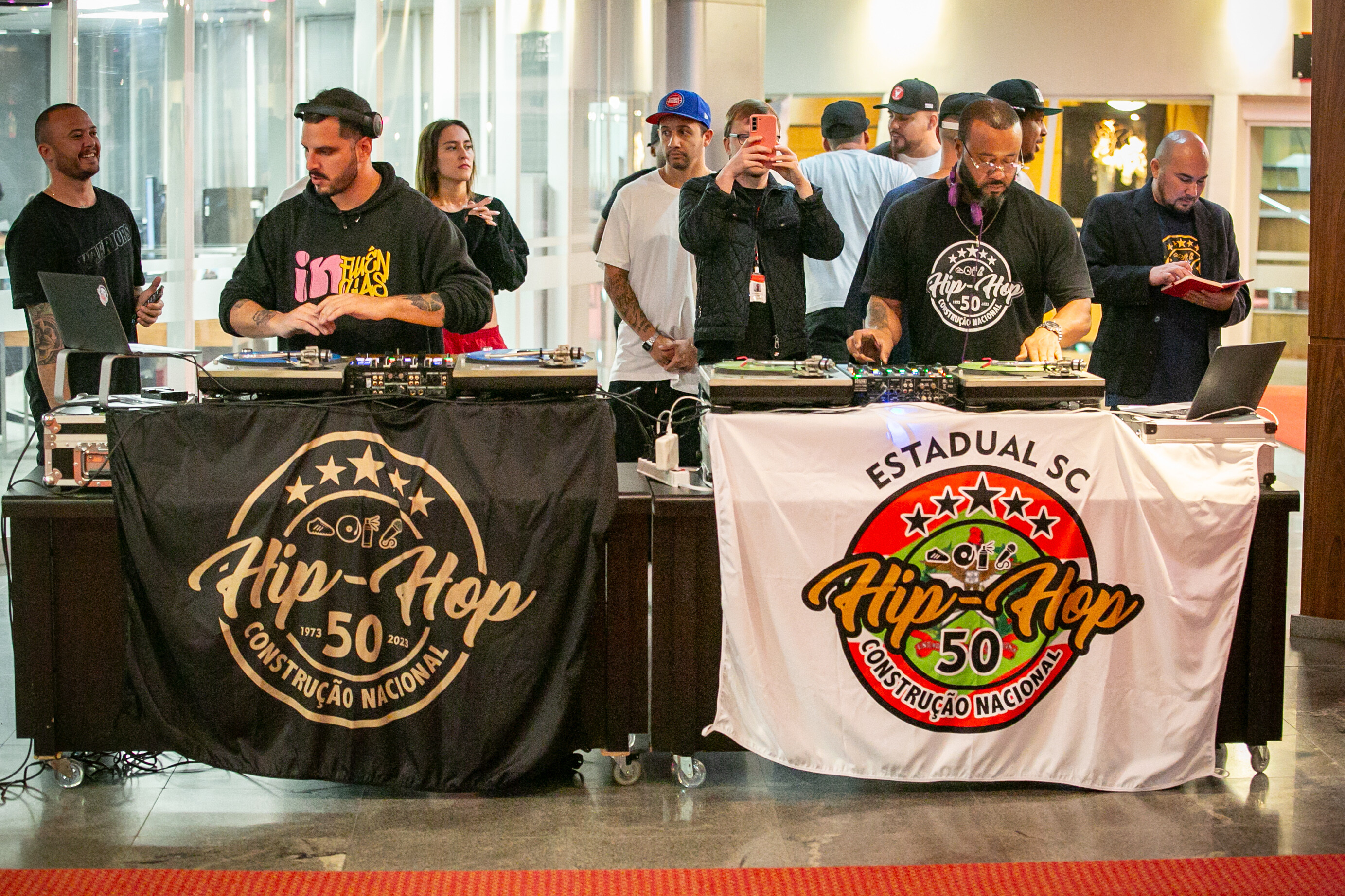 Cultura Hip Hop é apresentada no hall da Alesc, antes do debate.