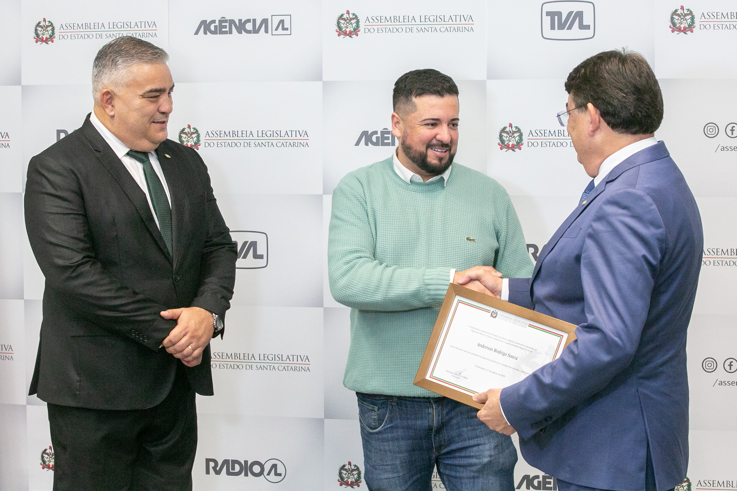 MOÇÃO DE APLAUSO - Deputado Maurício Peixer entrega honraria ao Sr. Anderson Rodrigo Souza
