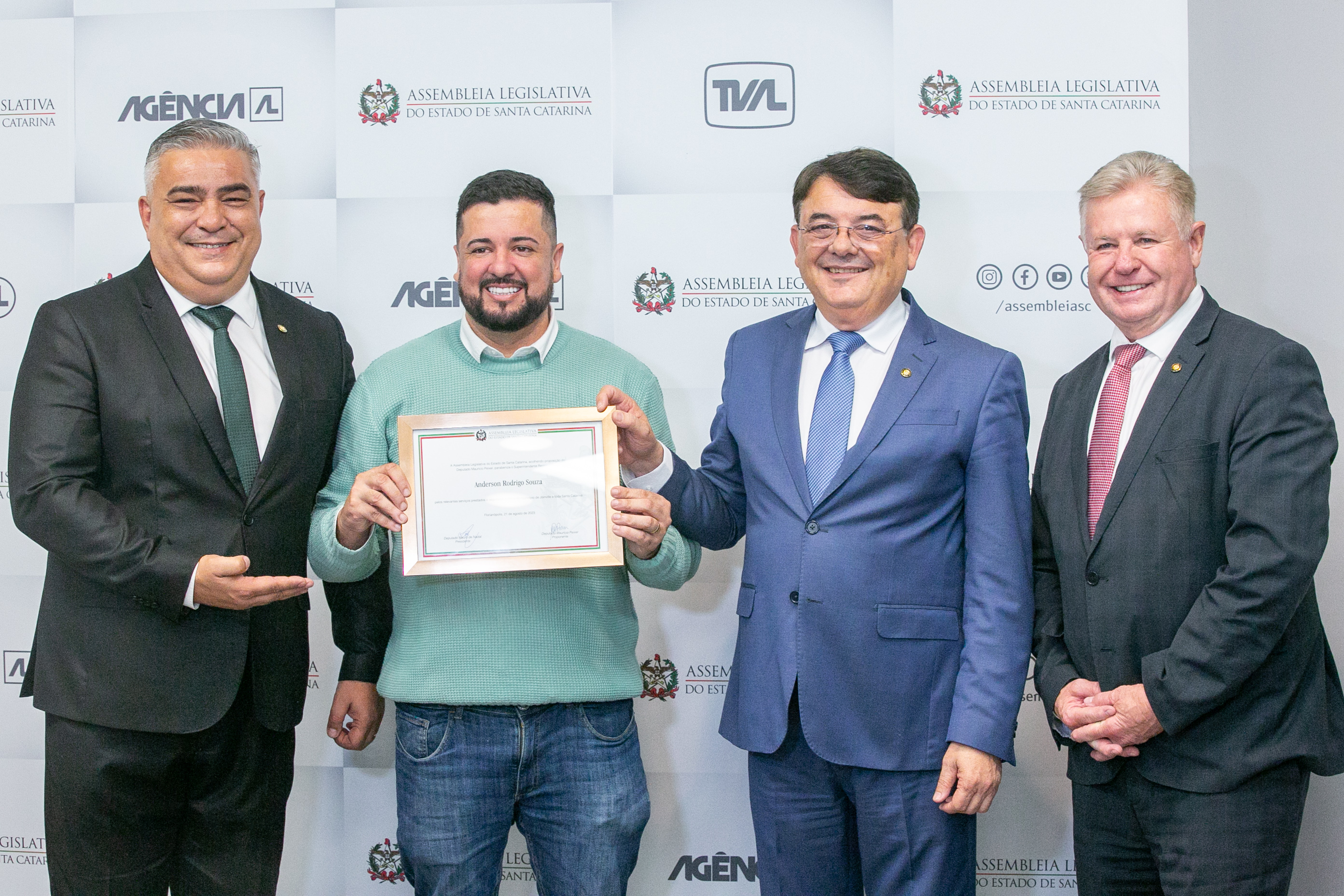 MOÇÃO DE APLAUSO – Deputado Maurício Peixer entrega honraria ao Sr. Anderson Rodrigo Souza