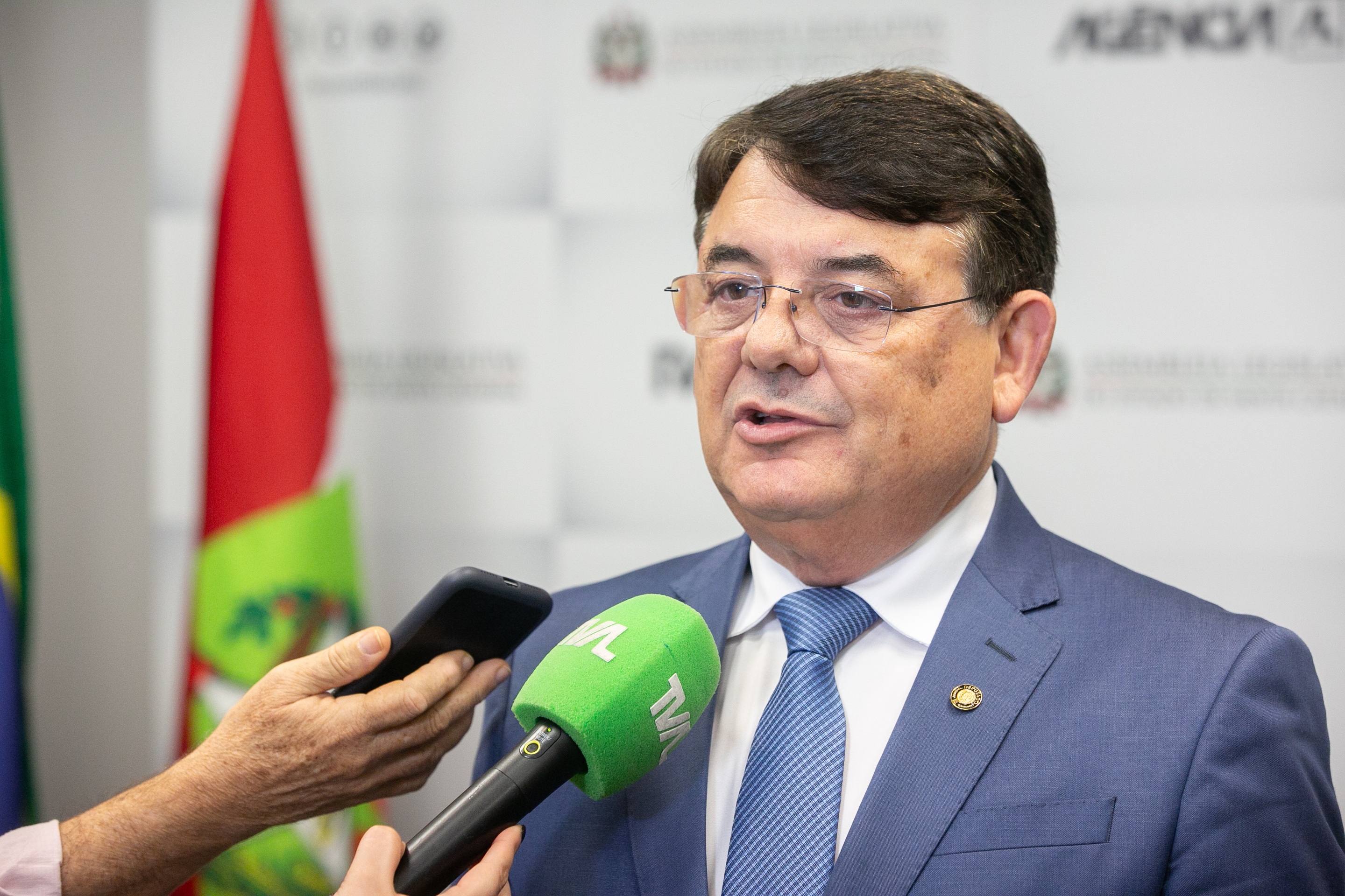 MOÇÃO DE APLAUSO - Deputado Maurício Peixer entrega honraria ao Sr. Anderson Rodrigo Souza