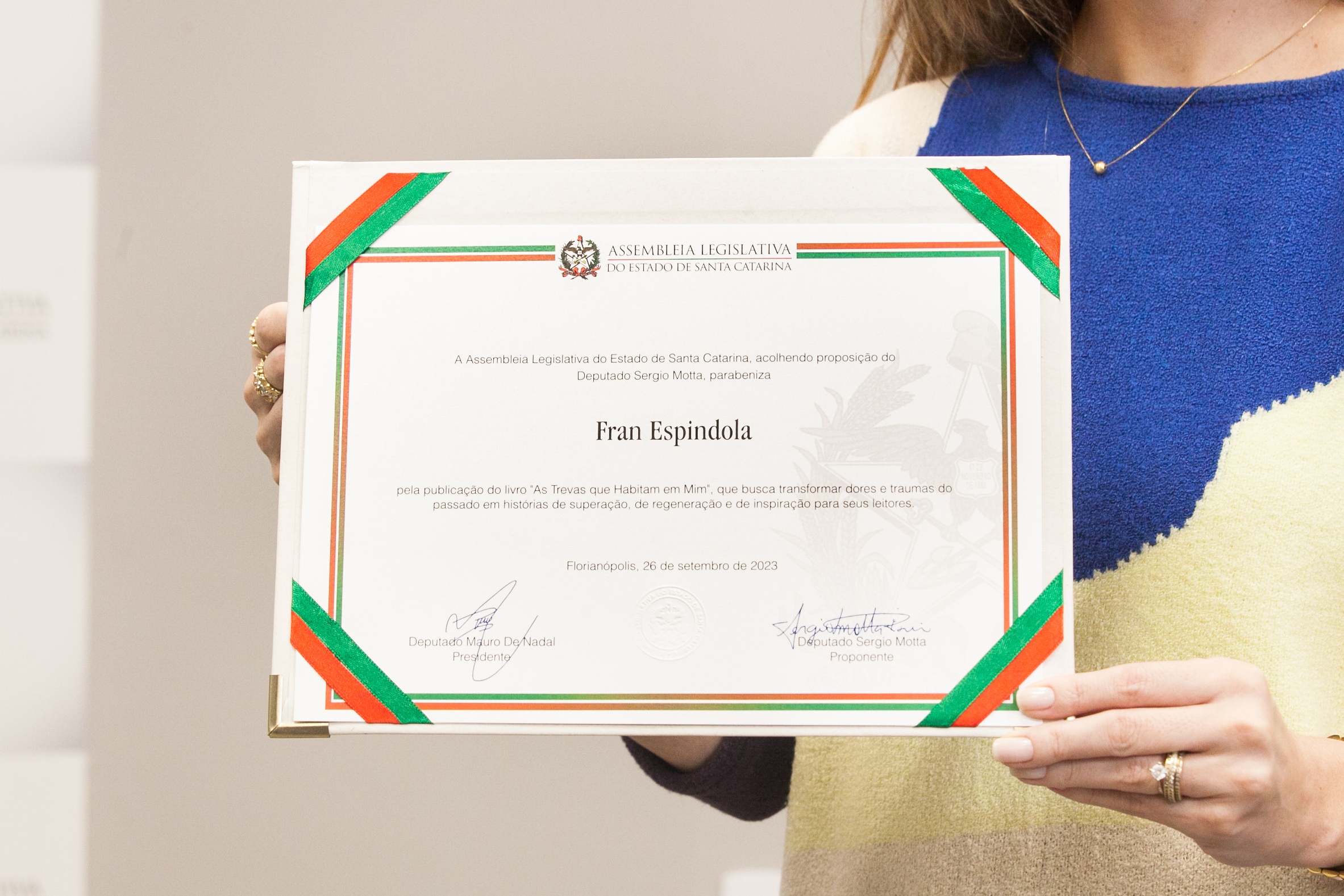 MOÇÃO DE APLAUSO - Deputado Sergio Motta entrega homenagem para Senhora Fran Espíndola