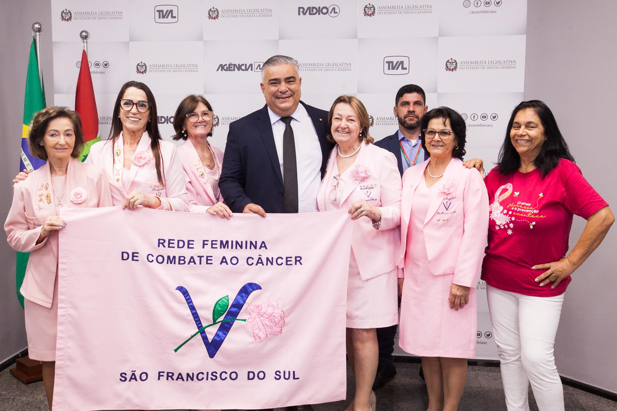 MOÇÃO DE APLAUSO – Deputado Sargento Lima entrega homenagem para Rede Feminina de Combate ao Câncer