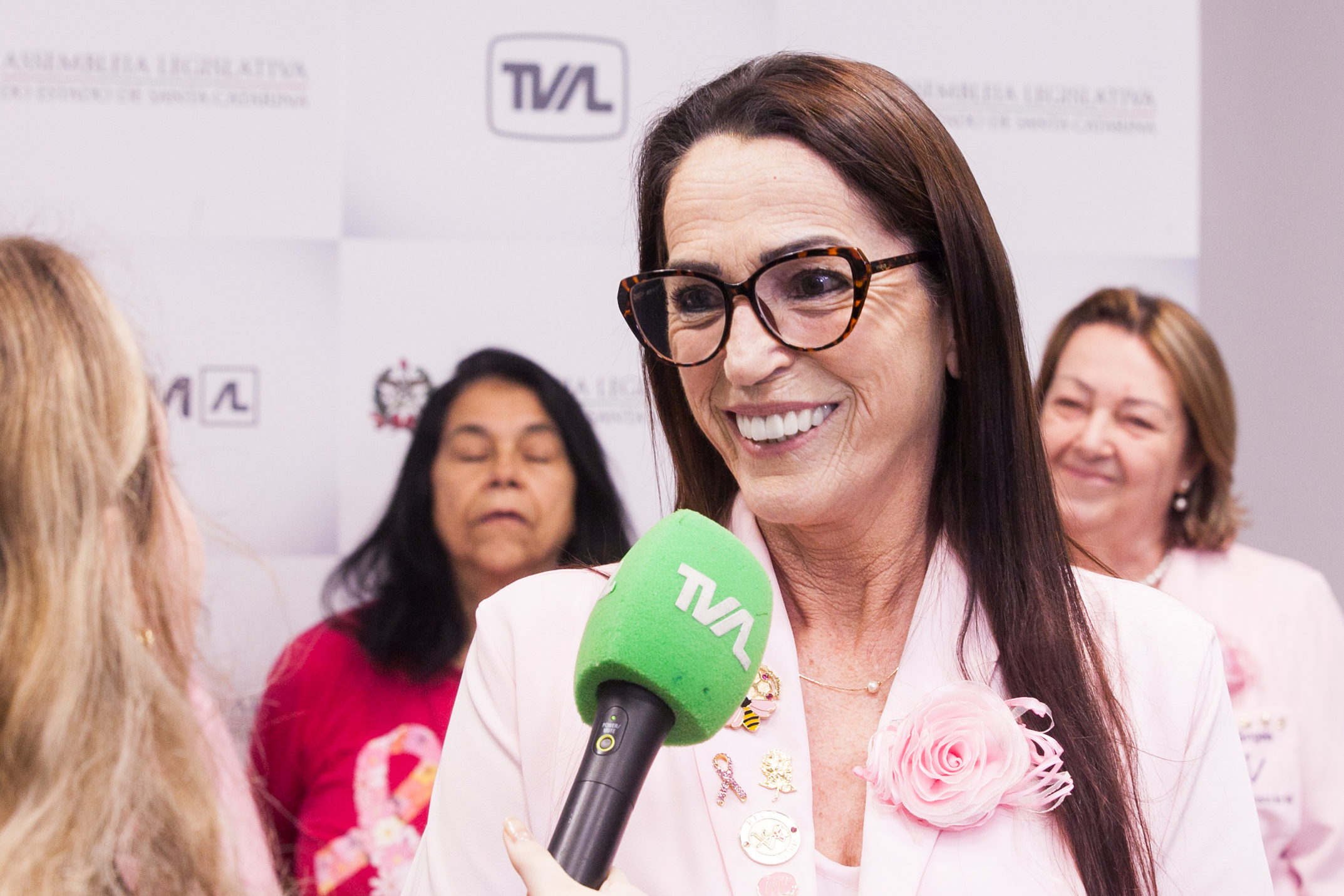 MOÇÃO DE APLAUSO - Deputado Sargento Lima entrega homenagem para Rede Feminina de Combate ao Câncer