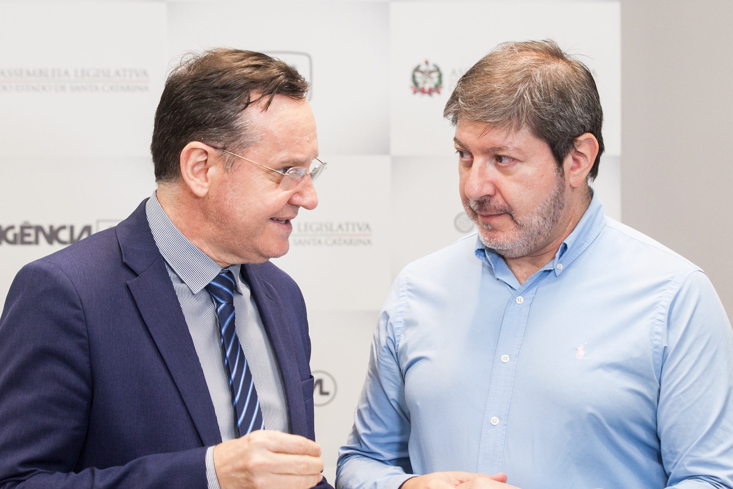 MOÇÃO DE APLAUSO - Deputado Jair Miotto entrega honraria a Fernando Gomes de Oliveira