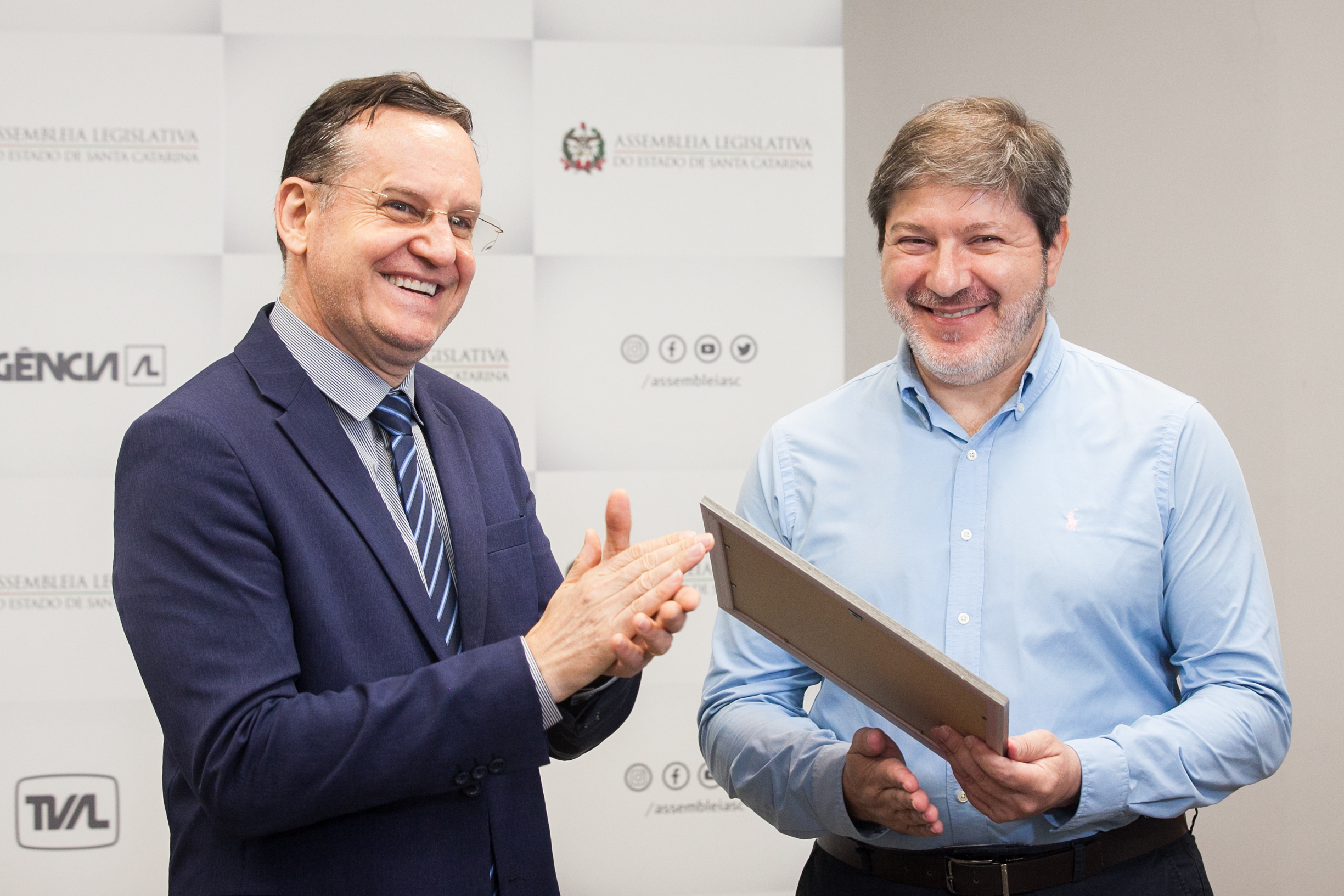 MOÇÃO DE APLAUSO – Deputado Jair Miotto entrega honraria a Fernando Gomes de Oliveira