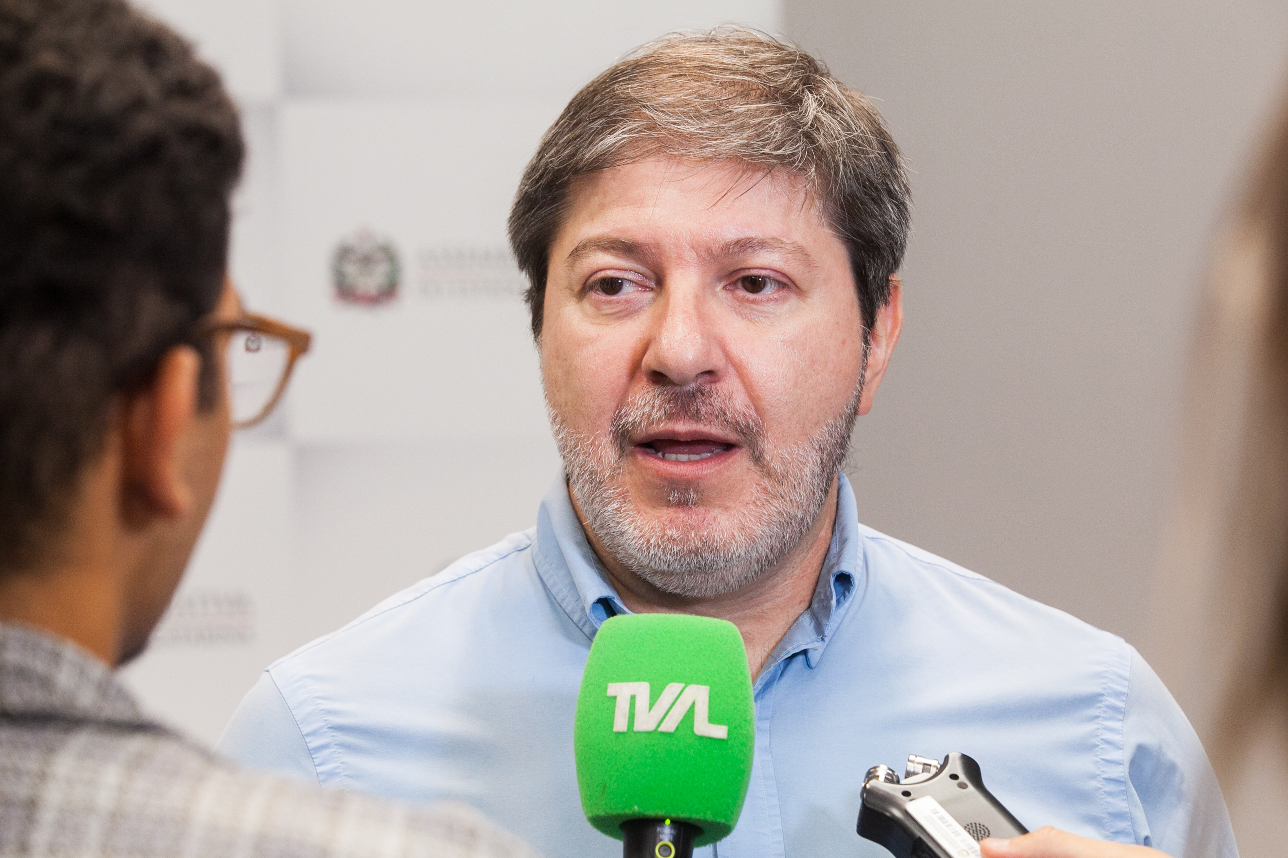 MOÇÃO DE APLAUSO - Deputado Jair Miotto entrega honraria a Fernando Gomes de Oliveira