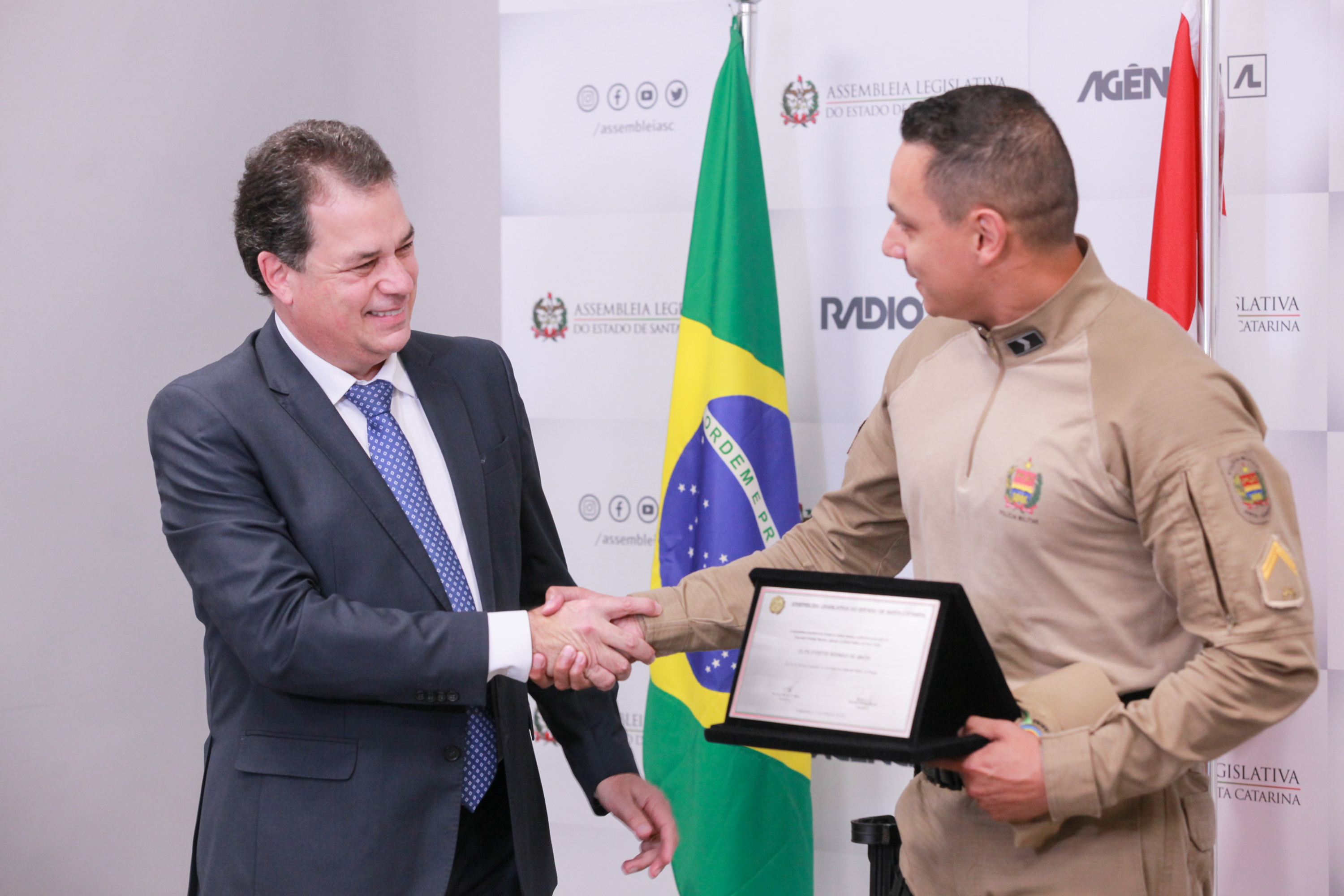 Deputado Rodrigo Minotto entrega homenagem a Cabo Everton de Araújo