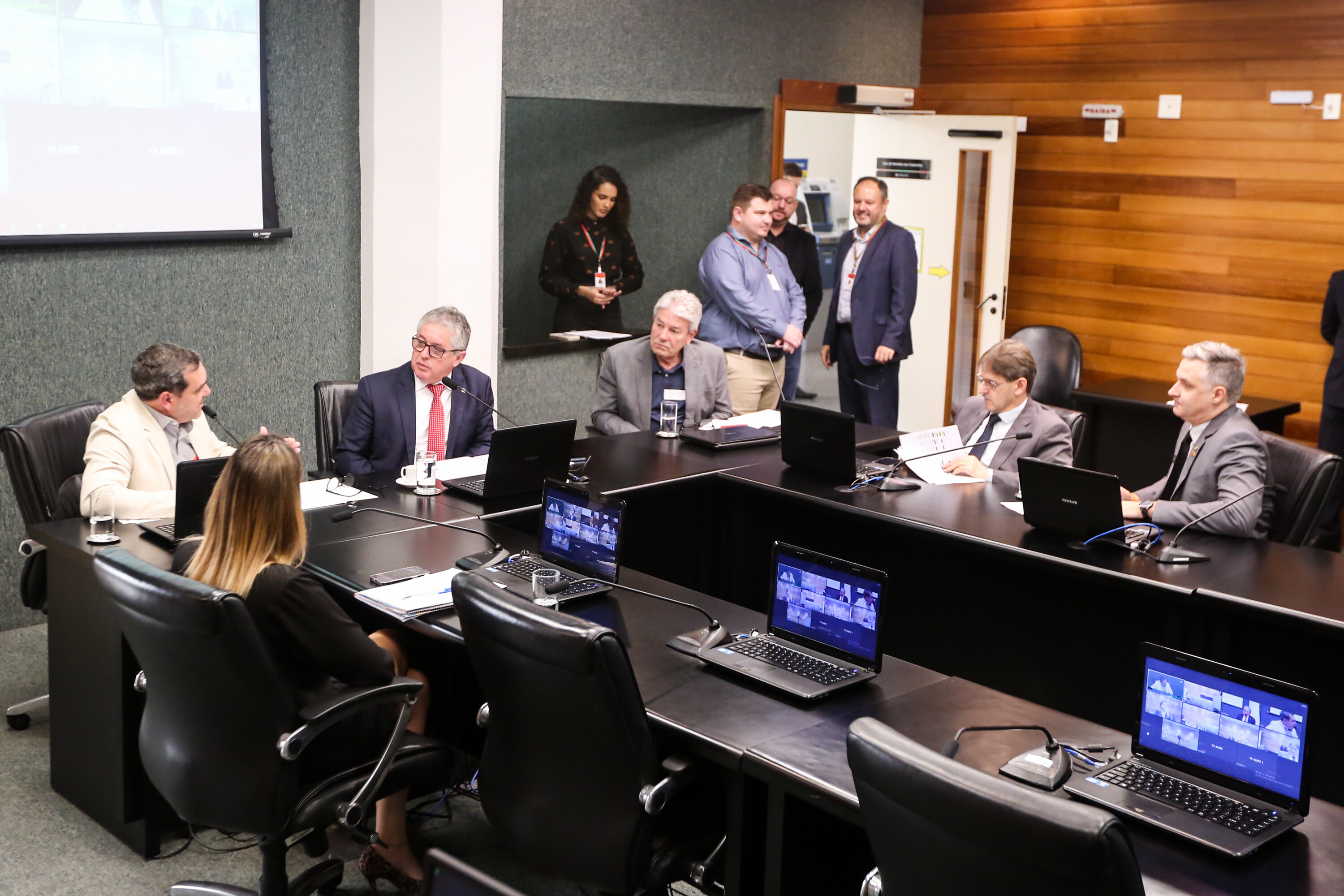 Comissão de Assuntos Municipais em reunião nesta terça-feira (10).