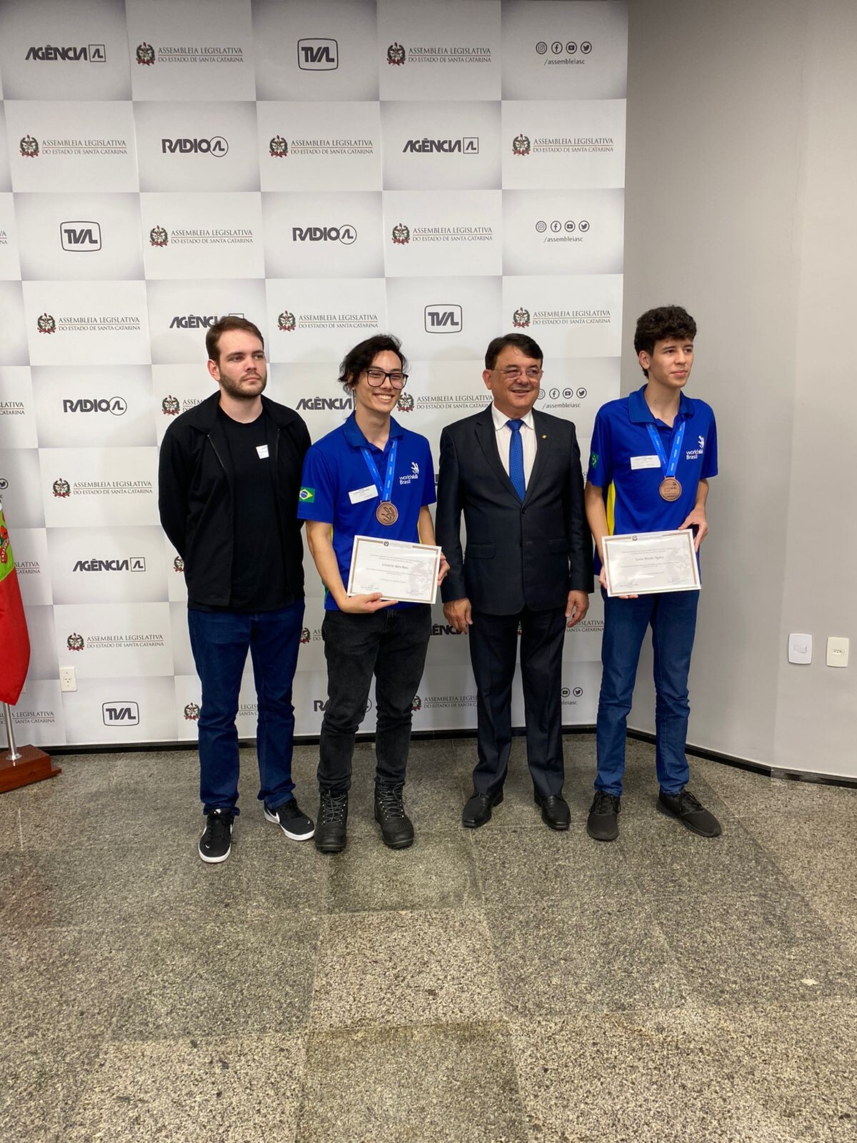 Deputado Maurício Peixer, Leonardo Akira Rosa,Lucas Hitoshi Ogawa e o professor Lucas Siedschlag