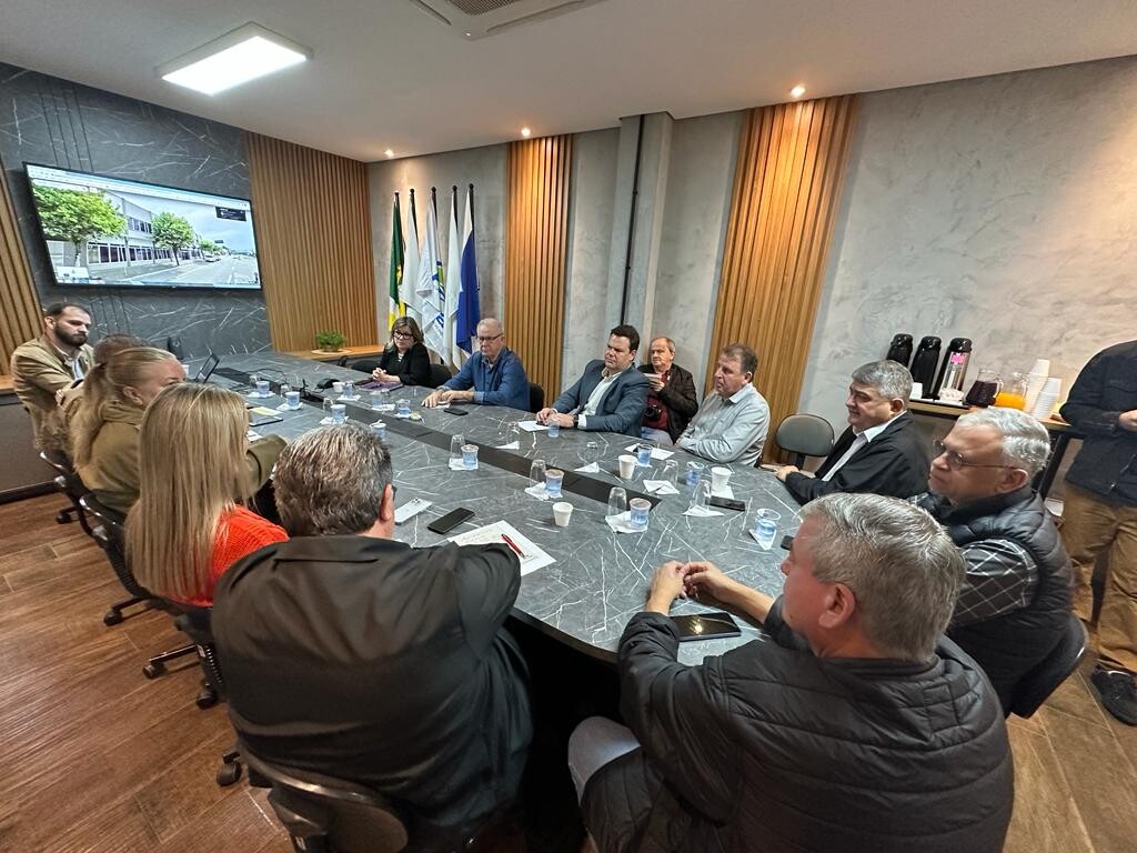 Deputado Antídio Lunelli, prefeitos da Amvali e integrantes da PM/SC