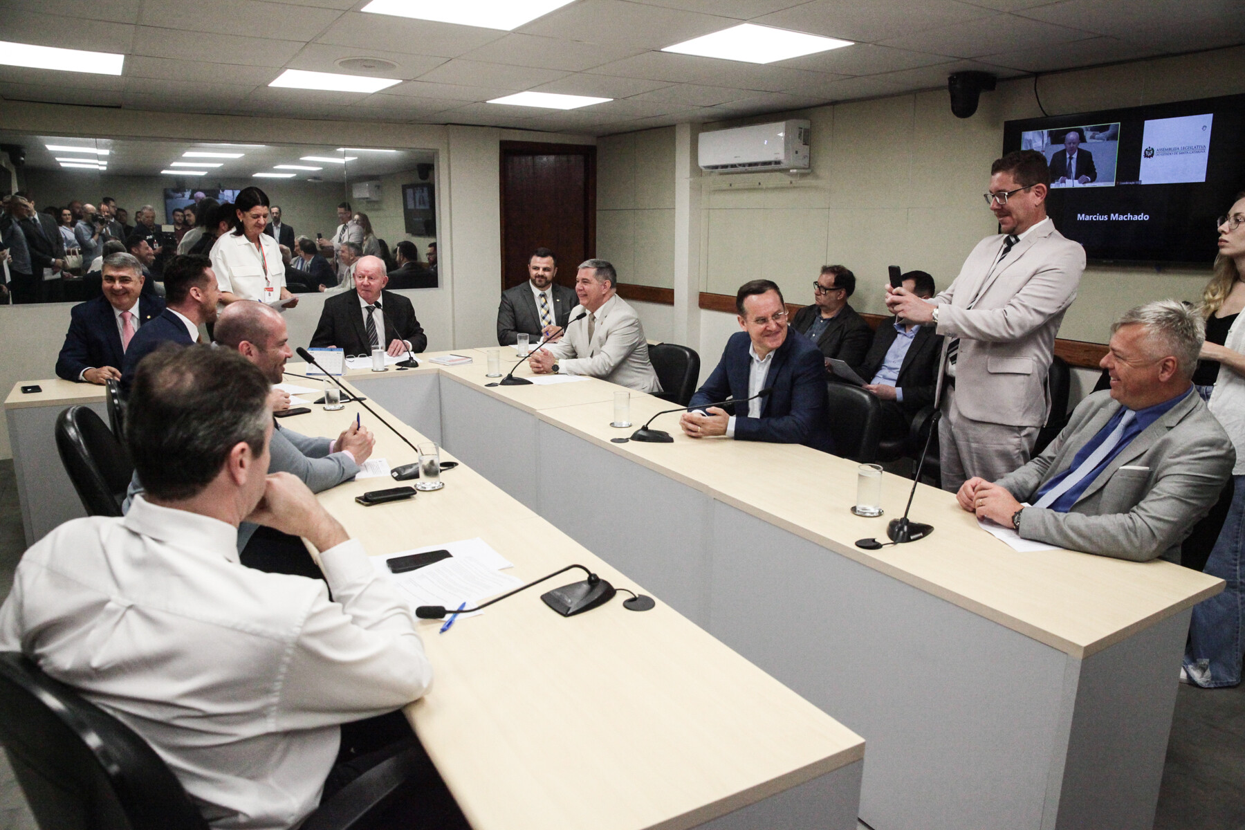 Comissão de Finanças se reuniu nesta terça-feira (24) para analisar o projeto do Pafisc