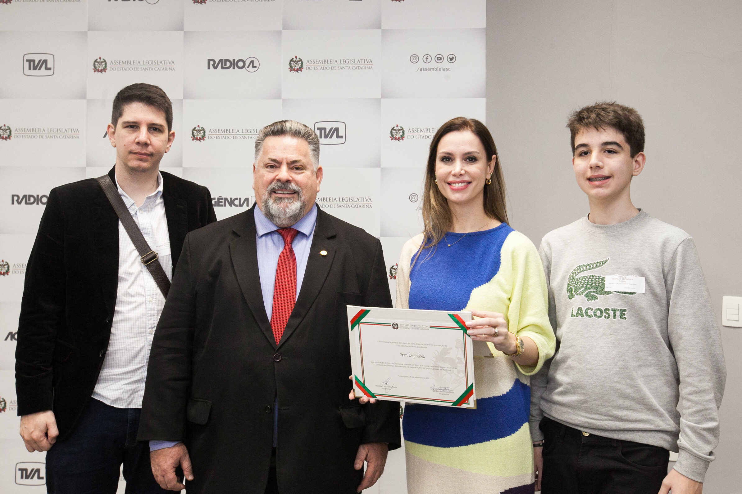 Moção de aplauso homenageia escritora Fran Espíndola
