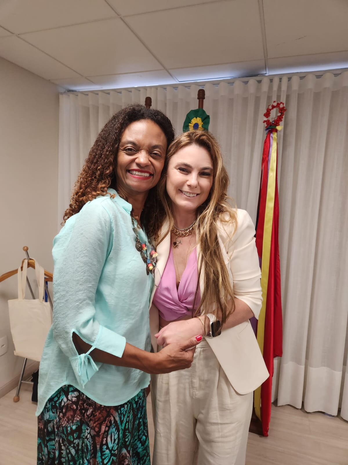 Deputadas Paulinha e  Vanessa da Rosa