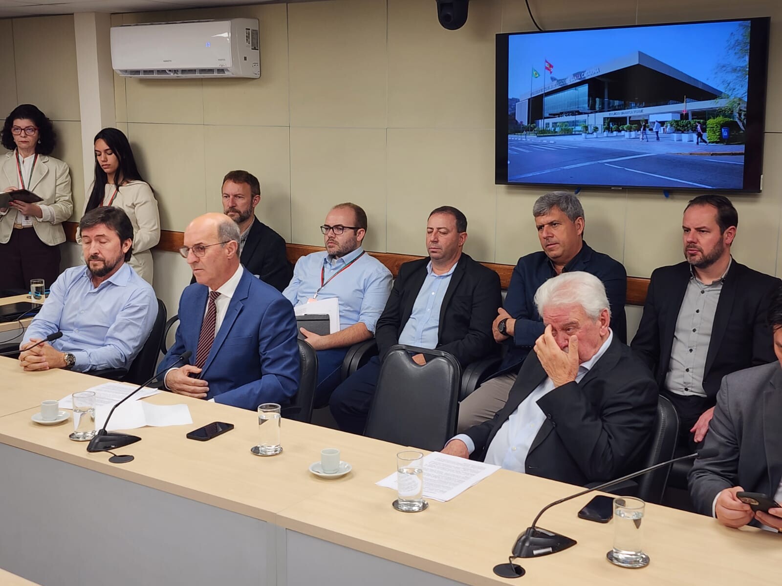 Deputado José Milton Scheffer e demais parlamantares na reunião com secretários de Estado