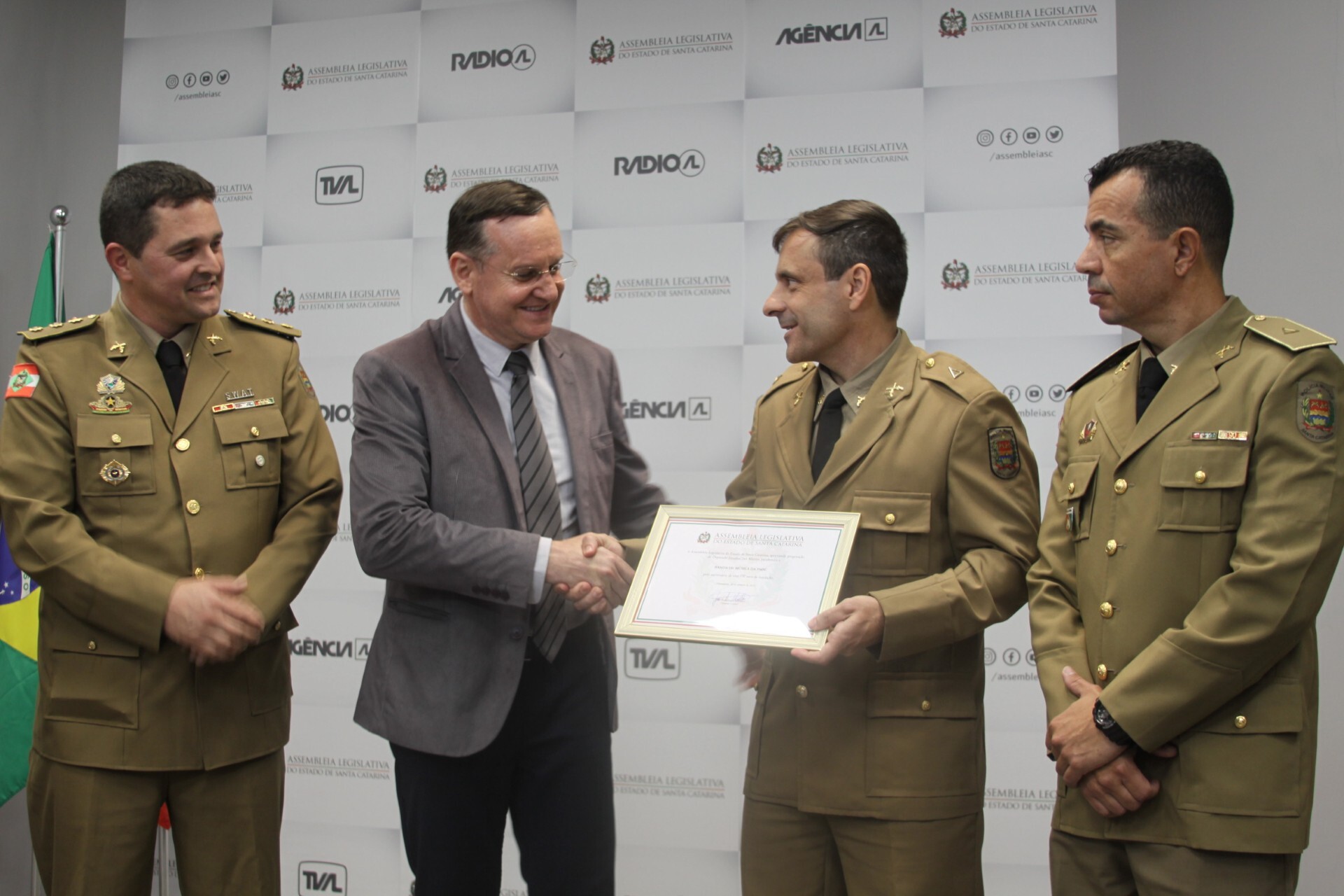 Deputado Miotto entregou placa de reconhecimento para a banda da PMSC FOTO: Ascom deputado Jair Miotto