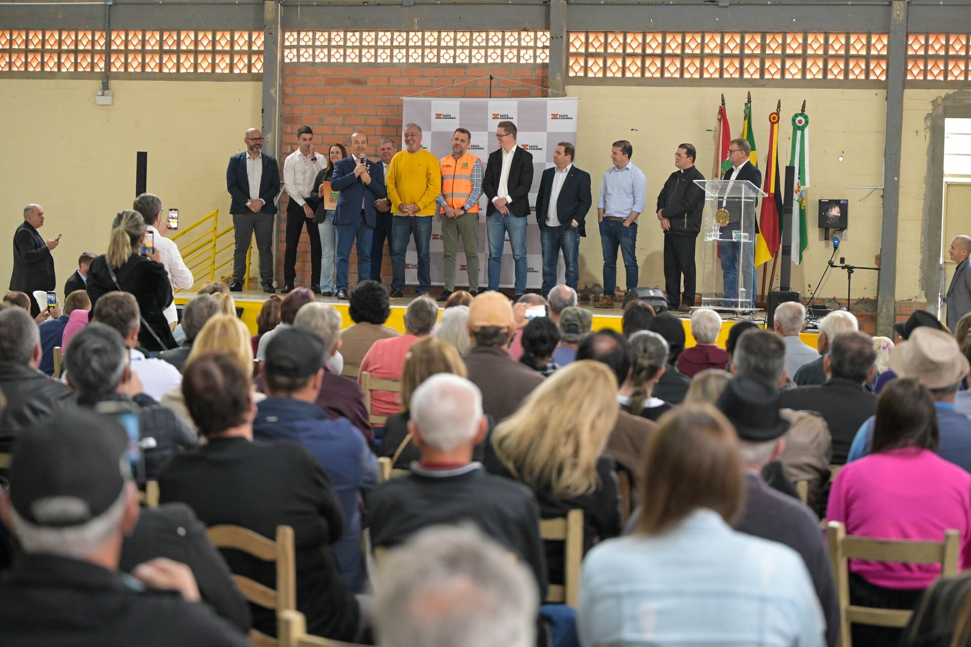 Deputado Sérgio Guimarães, governador Jorginho Mello e lideranças da Grande Florianópolis FOTO: Eduardo Valente