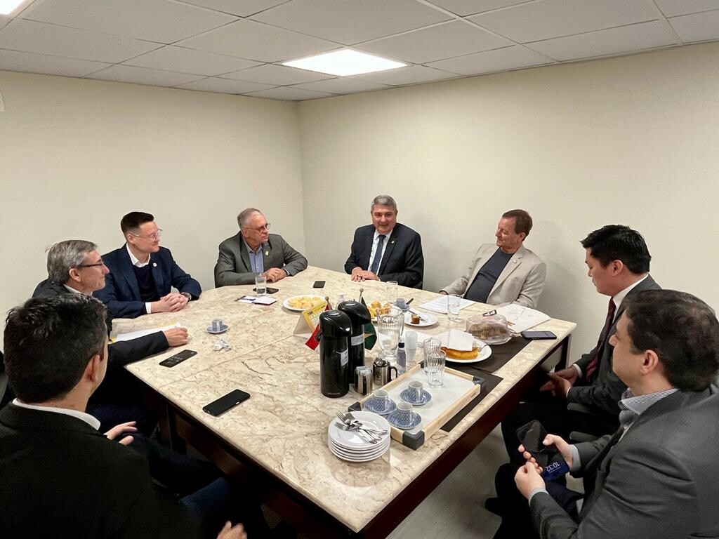 Deputado Antídio Lunelli, prefeito de Jaraguá do Sul, Jair Franzner, e integrantes do governo do Estado