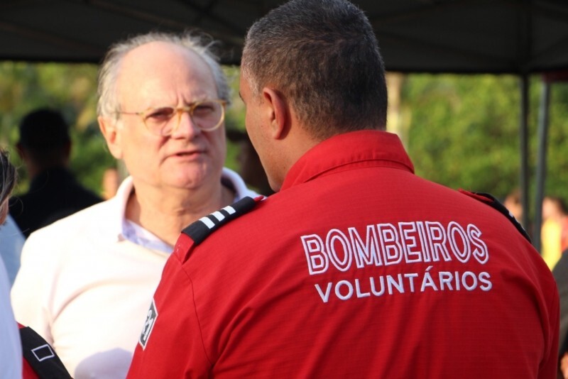 Deputado Dr. Vicente em conversa com bombeiros voluntários