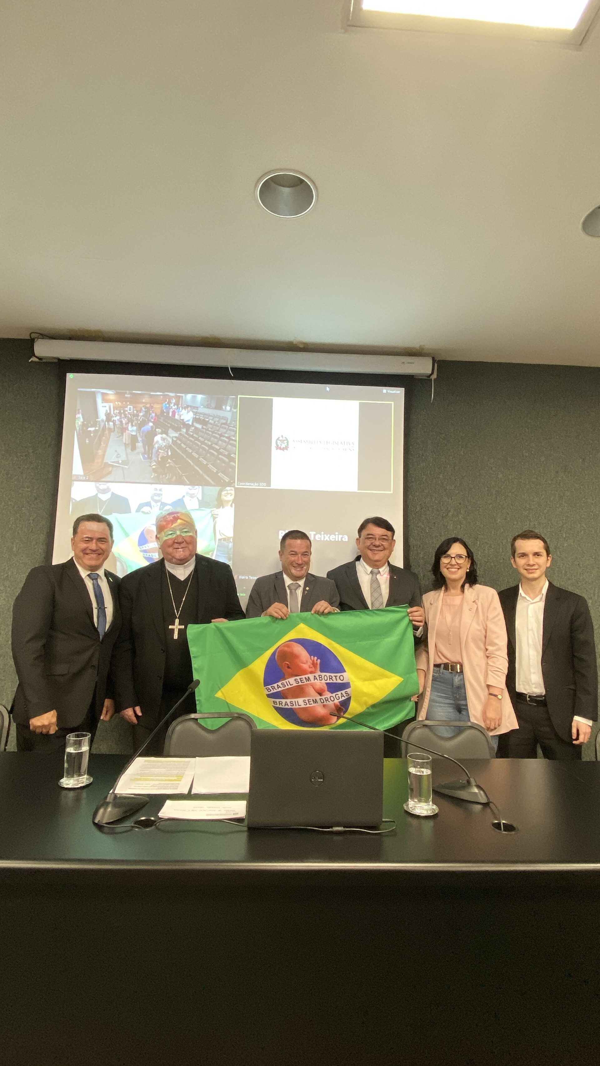 Arcebispo da Arquidiocese de Florianópolis, Dom Wilson Jönck, deputado Mauricio Peixer e simpatizantes da Frente