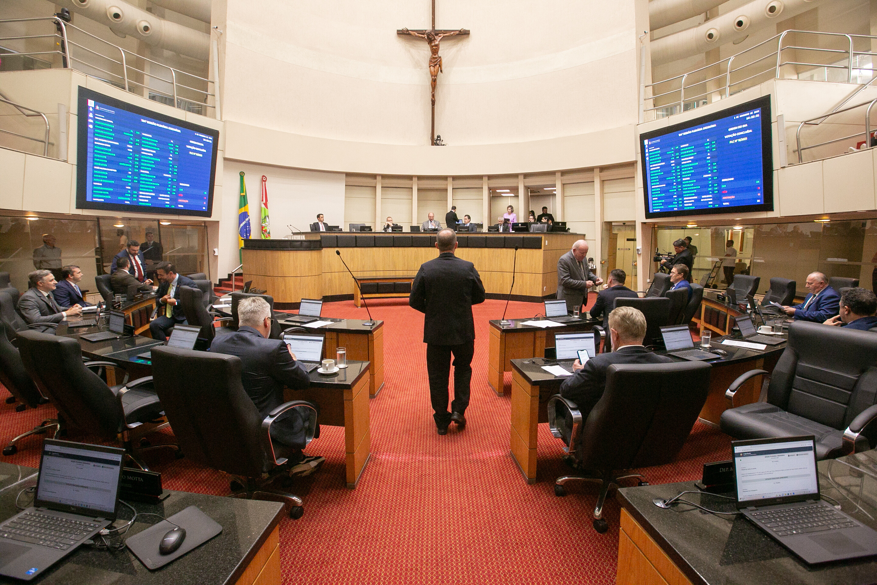 Plenário aprova dois PLs voltados à proteção da criança e do adolescente