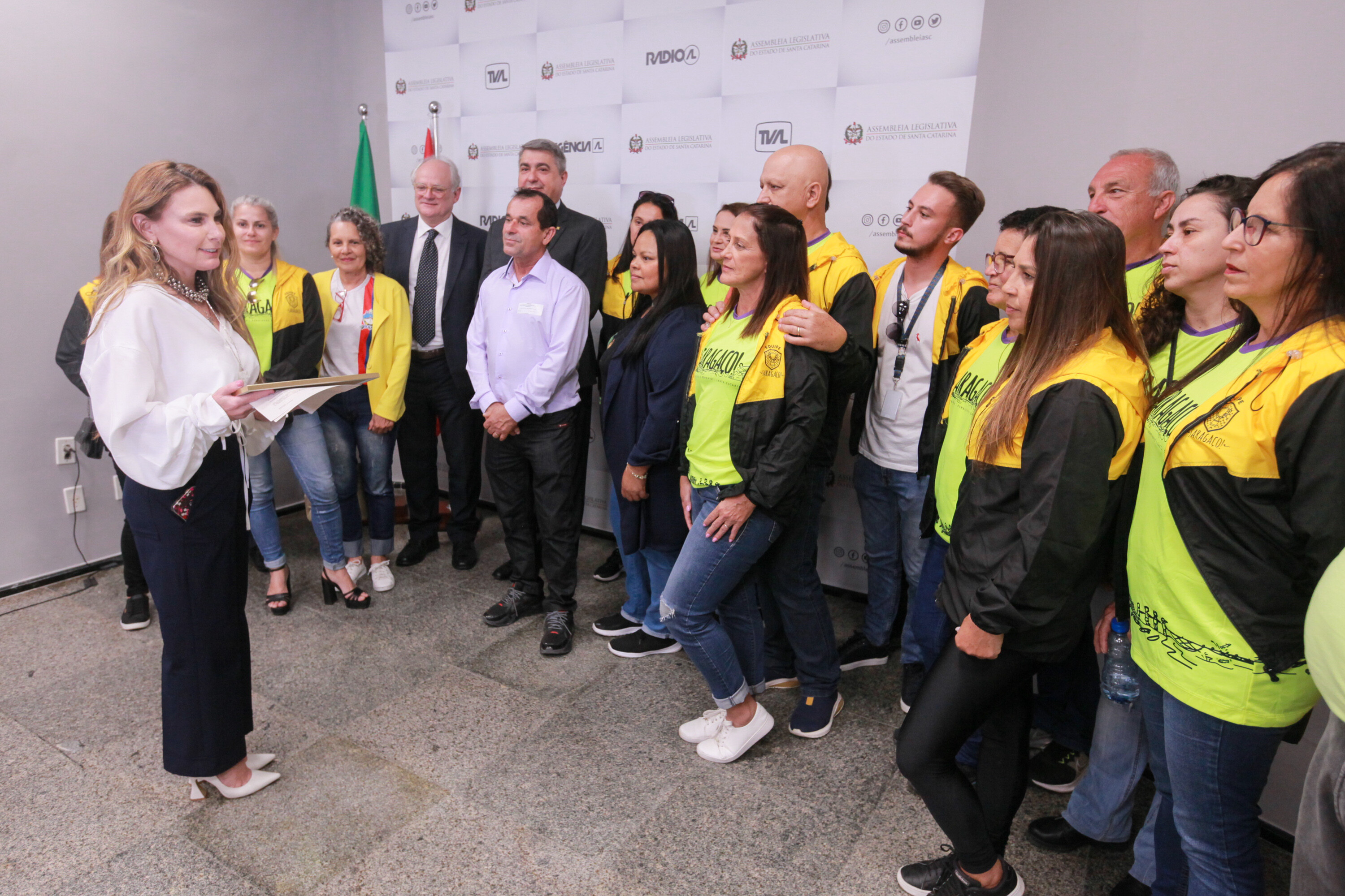 Deputada Paulinha e integrantes da entidade