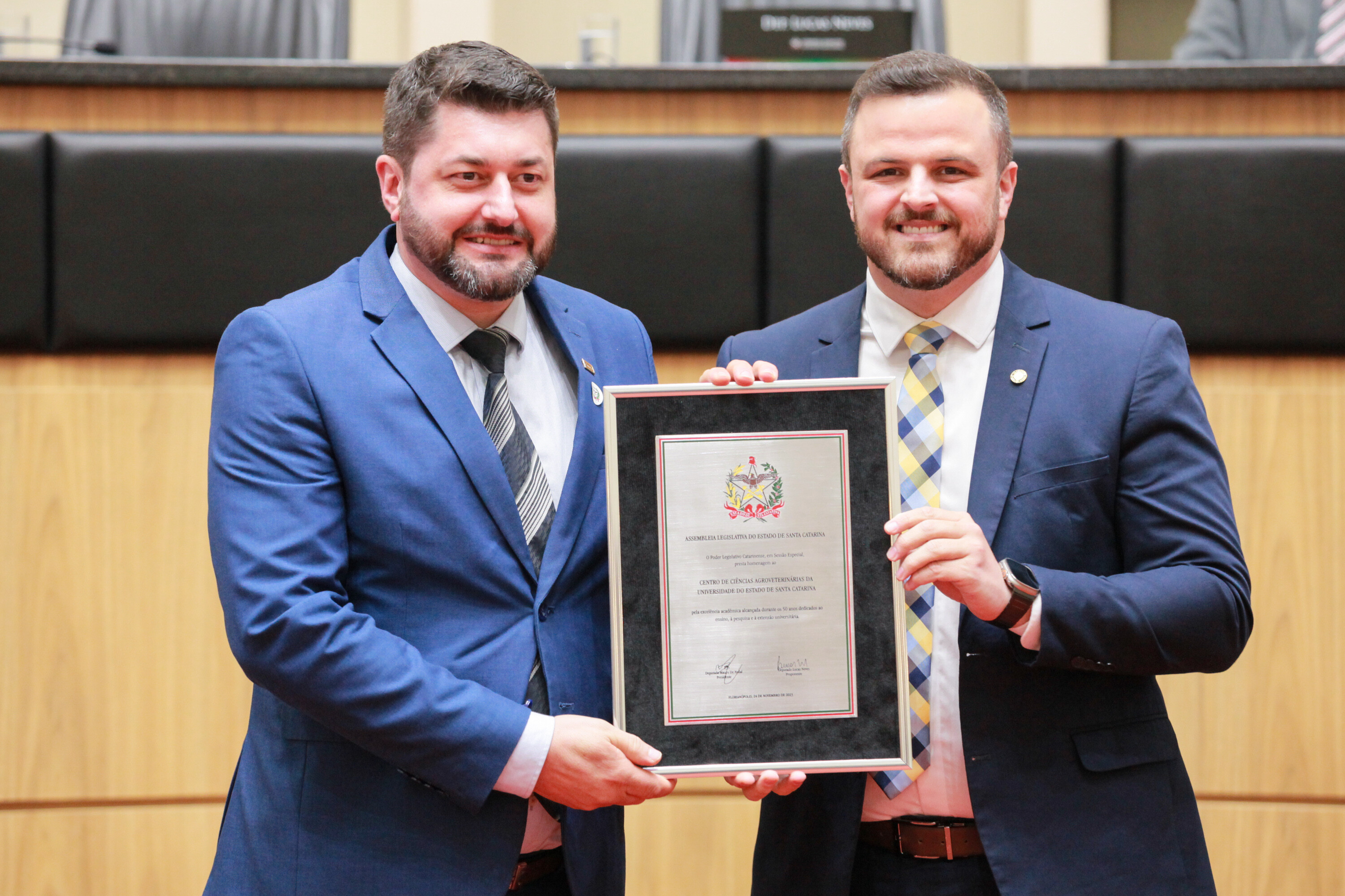 Reitor da Udesc, Dilmar Baretta, recebe do deputado Lucas Neves placa em homenagem aos 50 anos do CAV