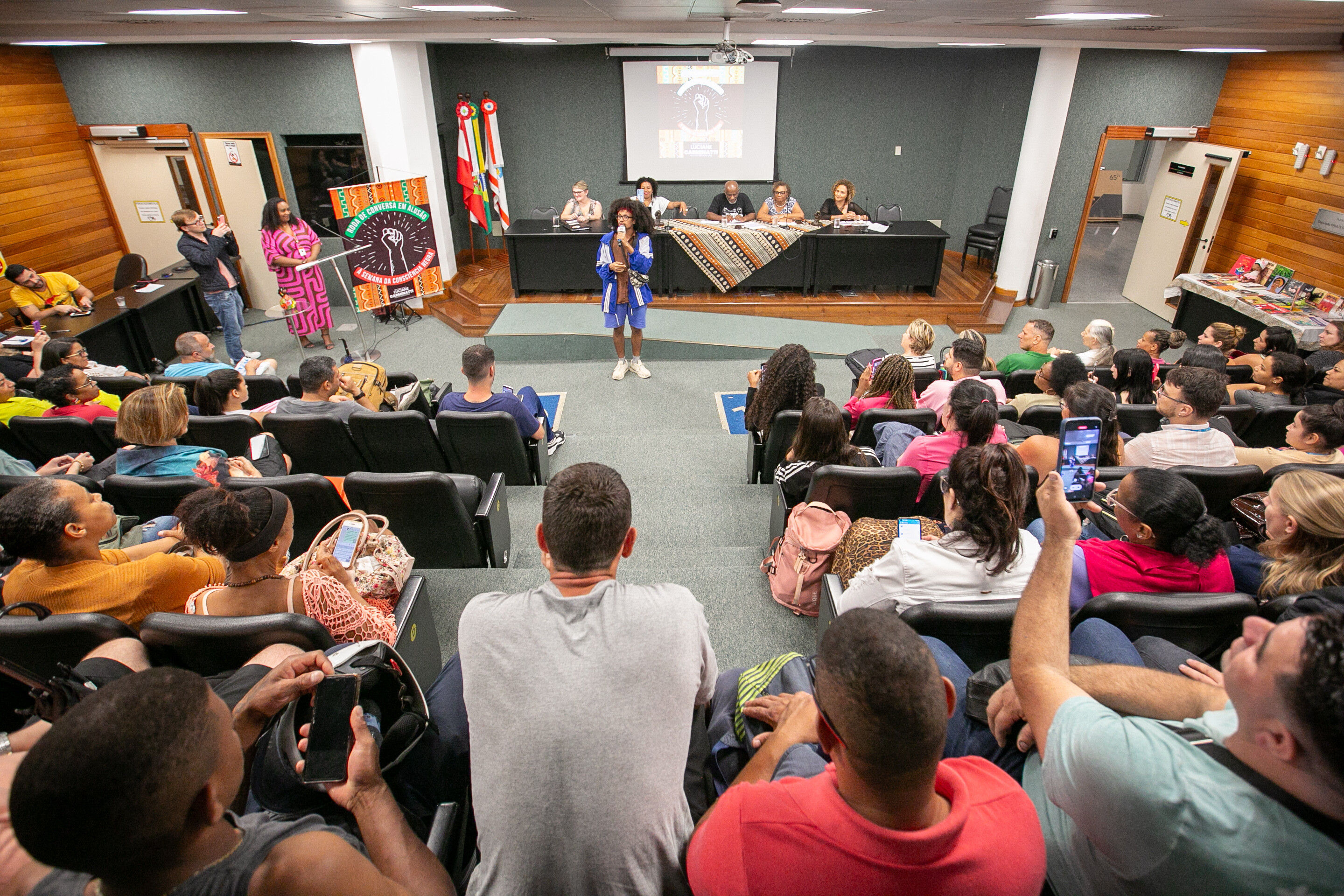 Participaram do debate ativistas e agentes políticos, além de representantes de associações de educadores e do movimento negro.