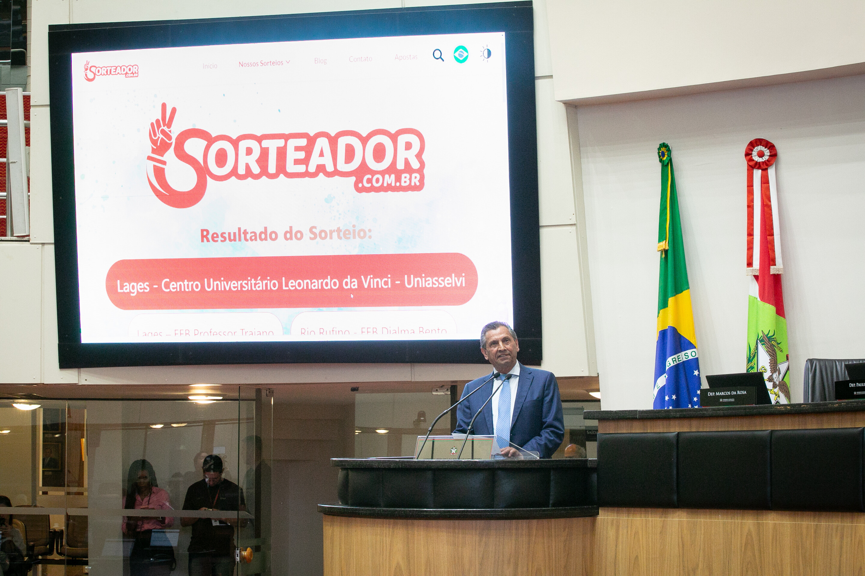 Presidente da Escola do Legislativo, deputado Julio Garcia, conduziu o sorteio das escolas
