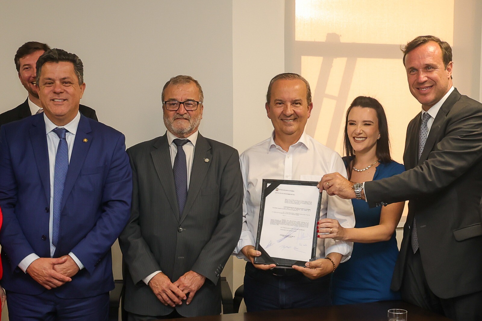 Governador sancionou nova legislação de autoria do deputado Ivan Naatz em conjunto com a OAB-SC (Divulgação).