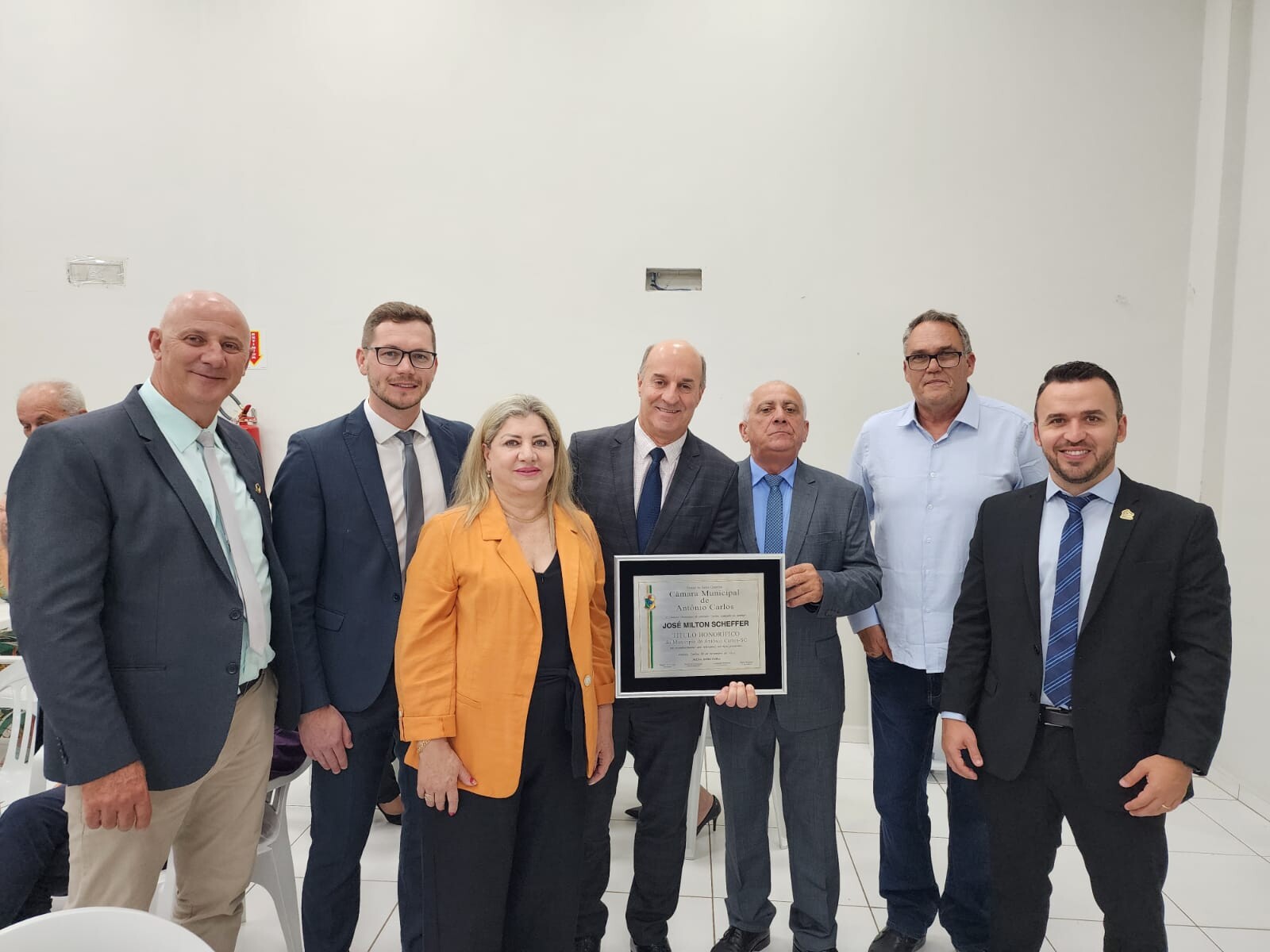 Deputado Zé Milton recebeu a honraria nesta segunda-feira (6), em sessão solene. FOTO: Divulgação