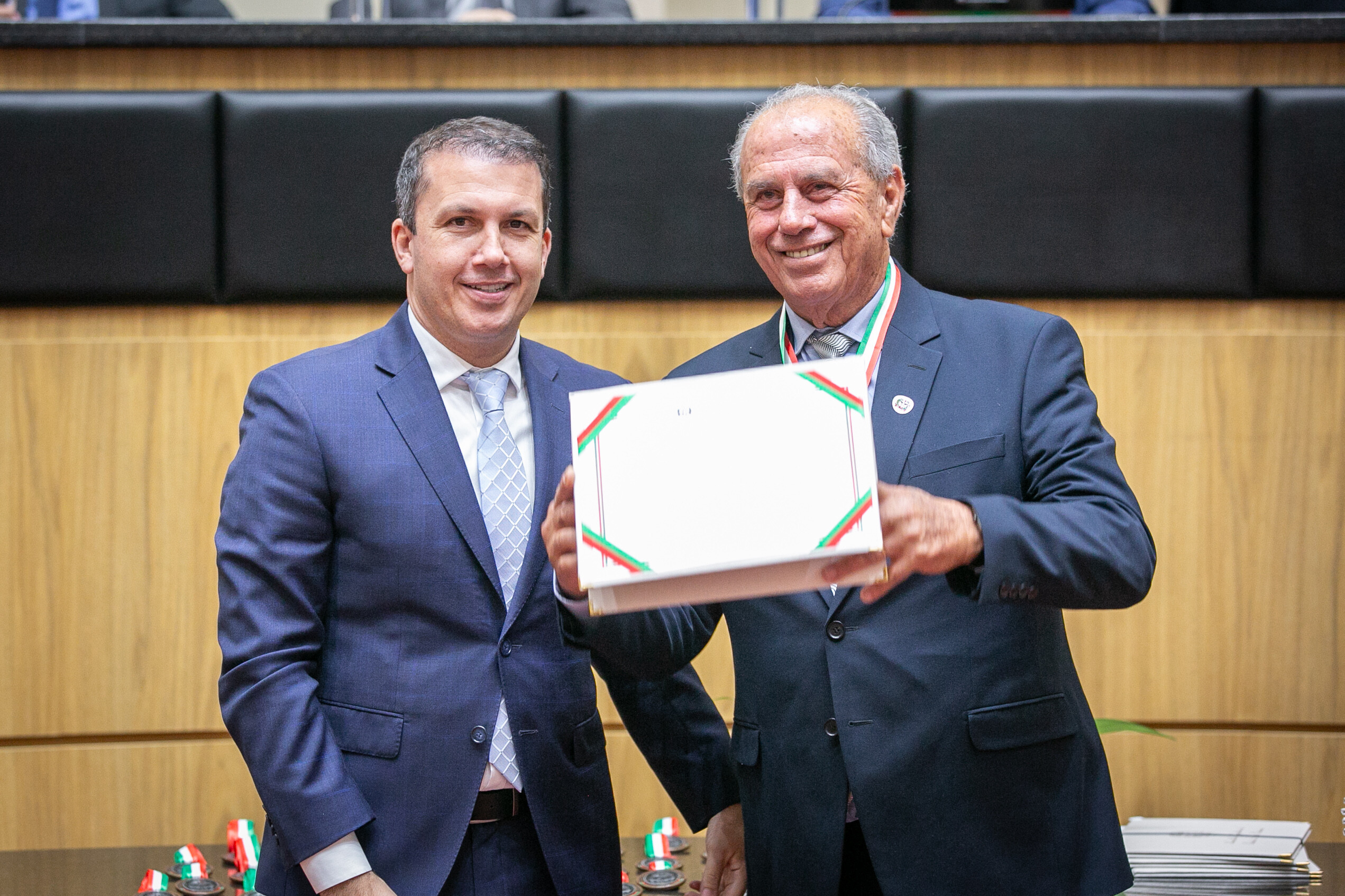 Momento da entrega da homenagem.