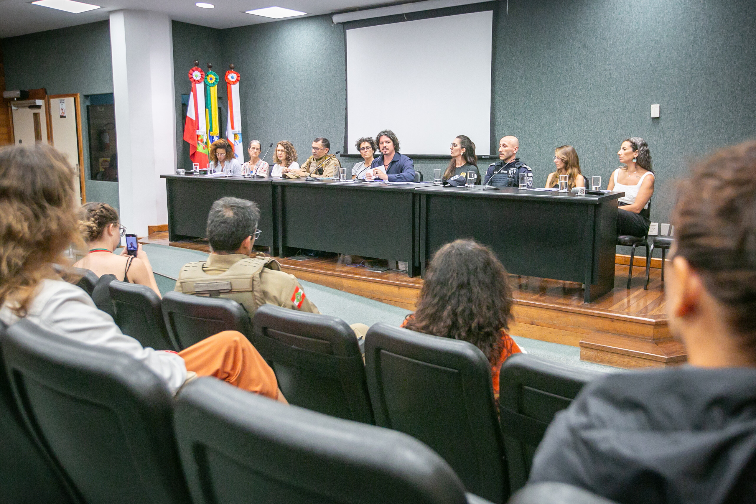 Encontro foi realizado na noite desta quinta (7) pela Comissão de Assuntos Municipais da Alesc
