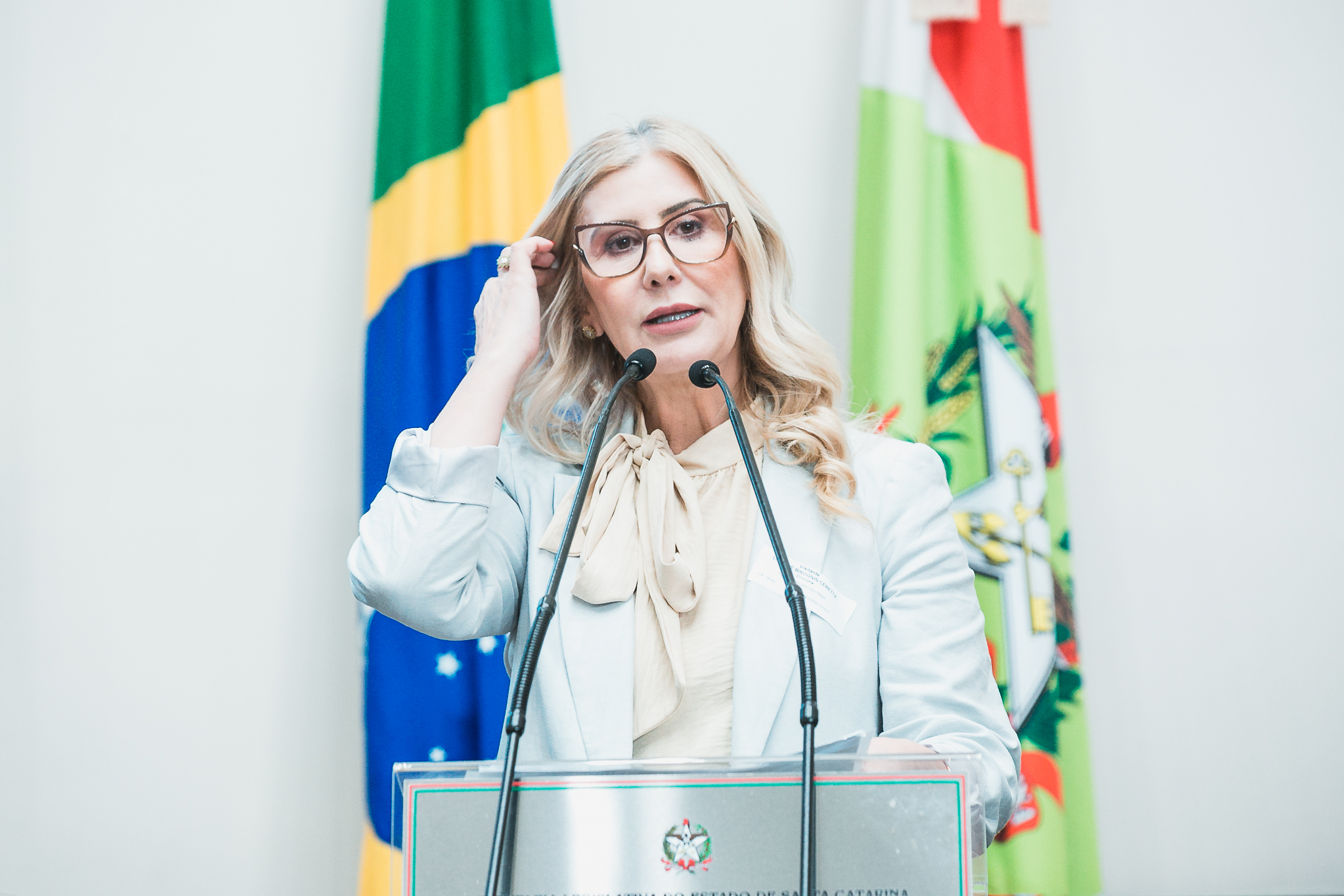 Suspensão de Sessão – Luciane Ceretta, Reitora da UNESC e Presidente da ACAFE