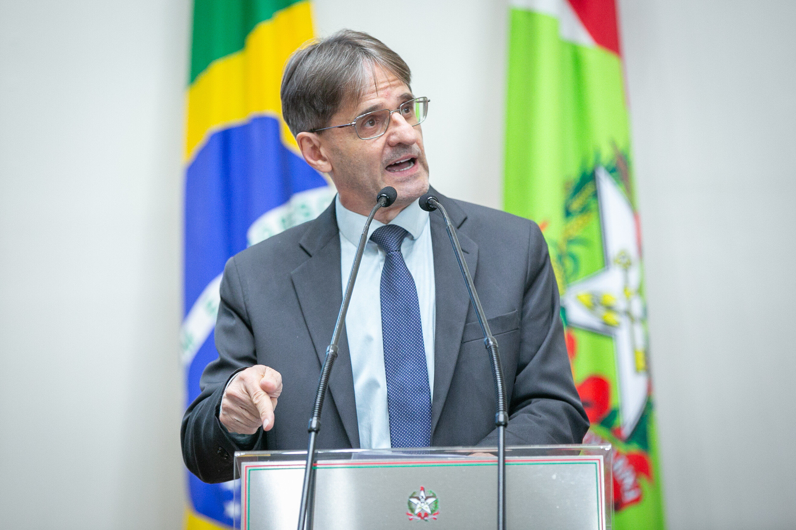 Deputados falam sobre buracos em rodovias e de crimes contra a mulher