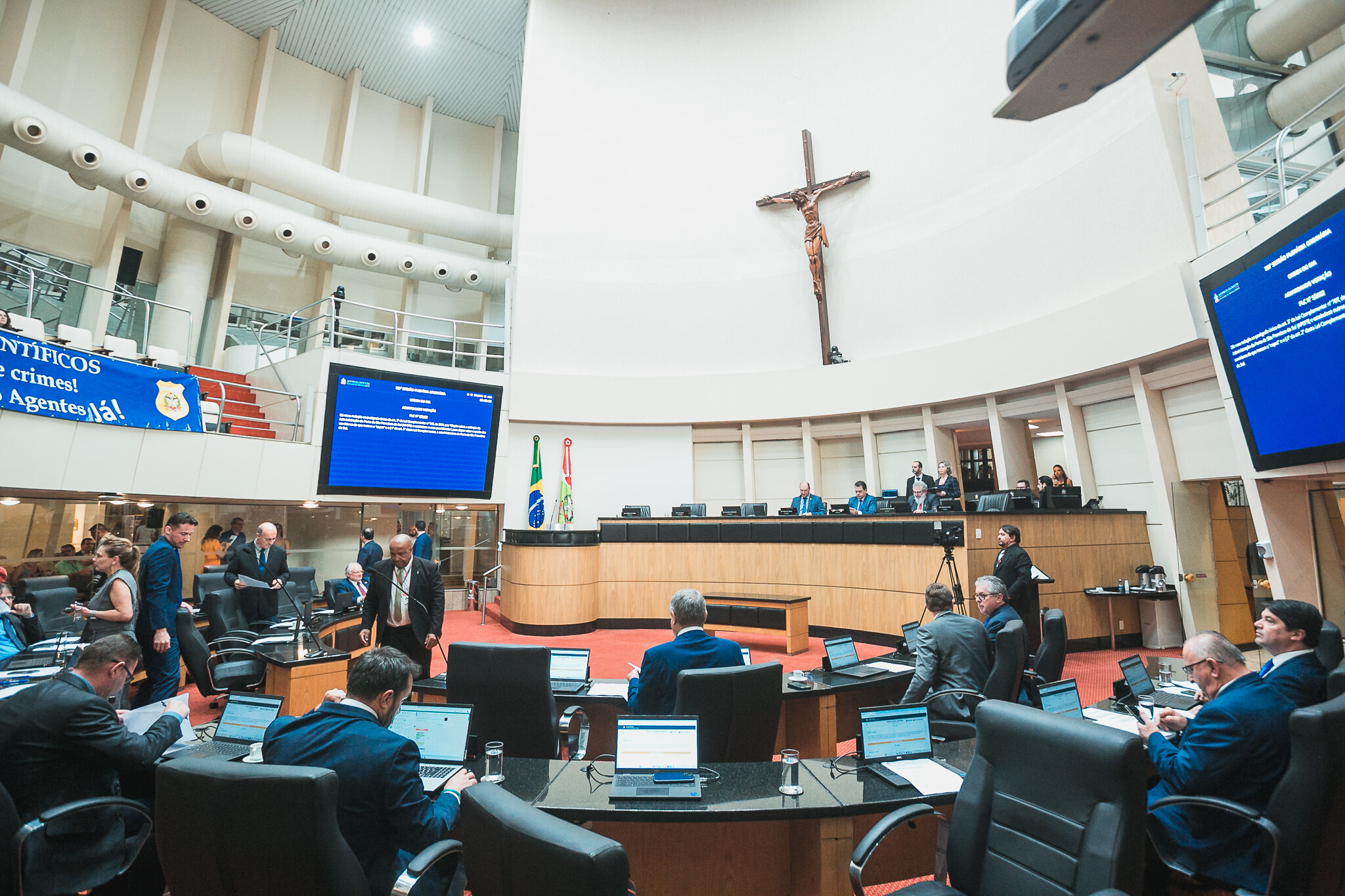 Plenário da Assembleia Legislativa durante a votação de projetos, na tarde desta quarta (13)