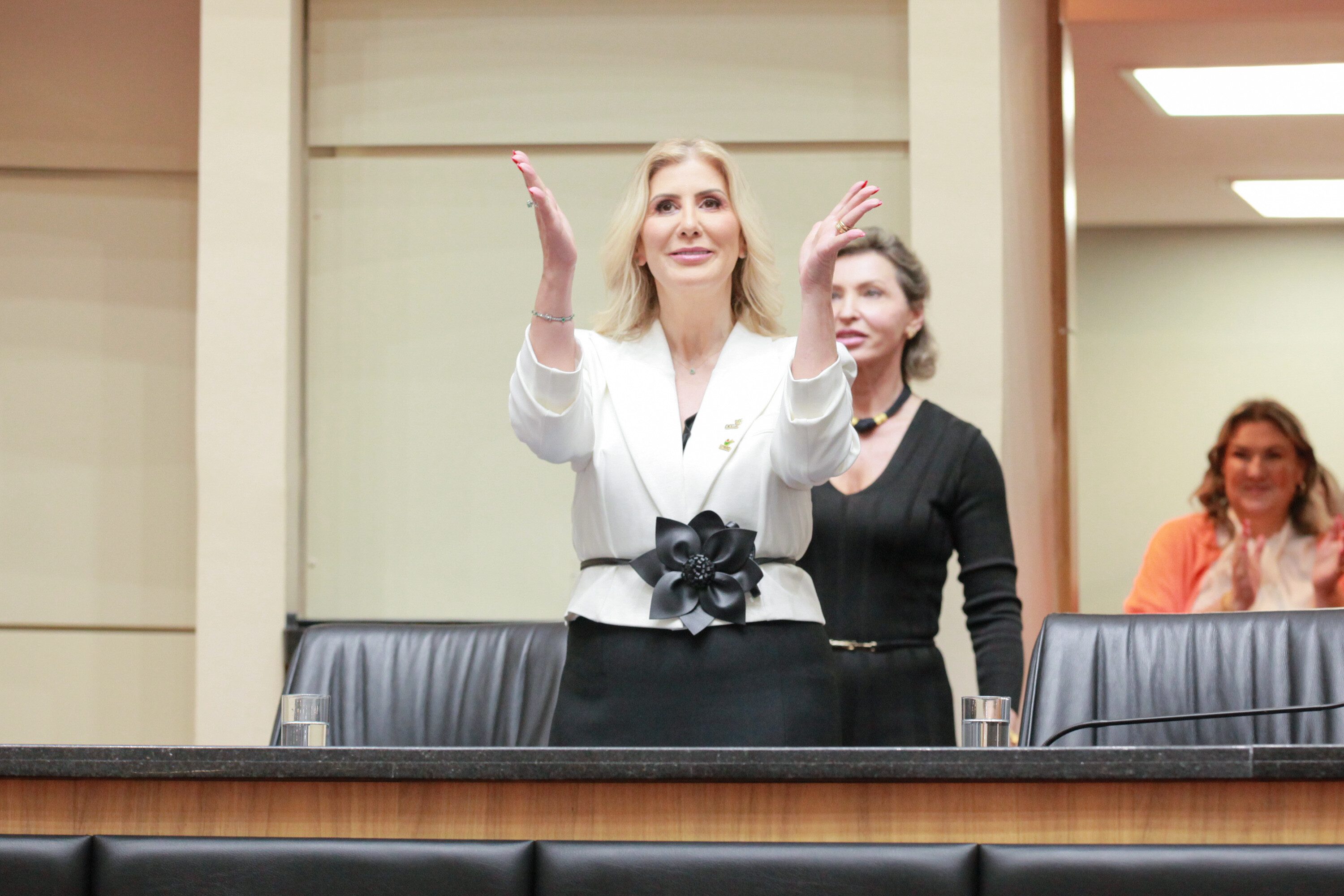 A reitora da Udesc e presidente da Acafe, Luciane Ceretta, recebeu o Título de Cidadã Catarinense na noite desta segunda (4)