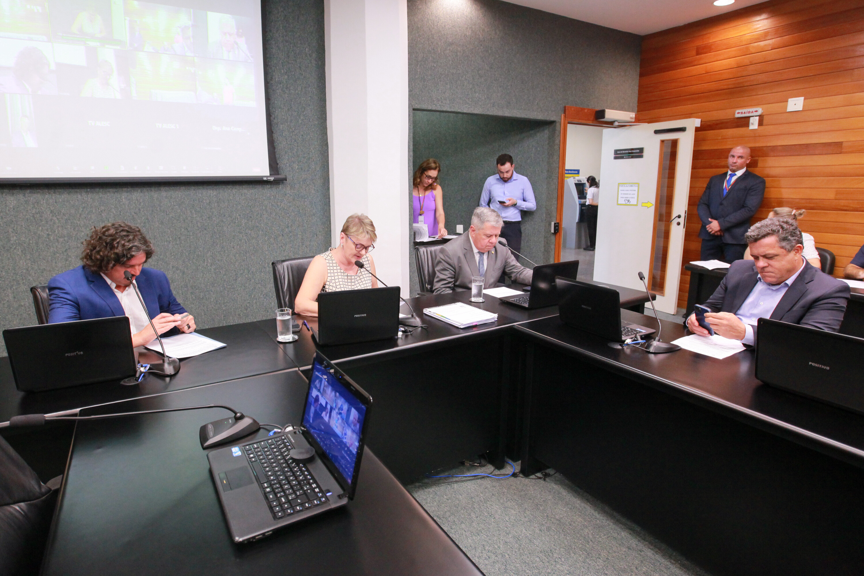 Comissão de Educação aprova Universidade Gratuita só para ensino presencial