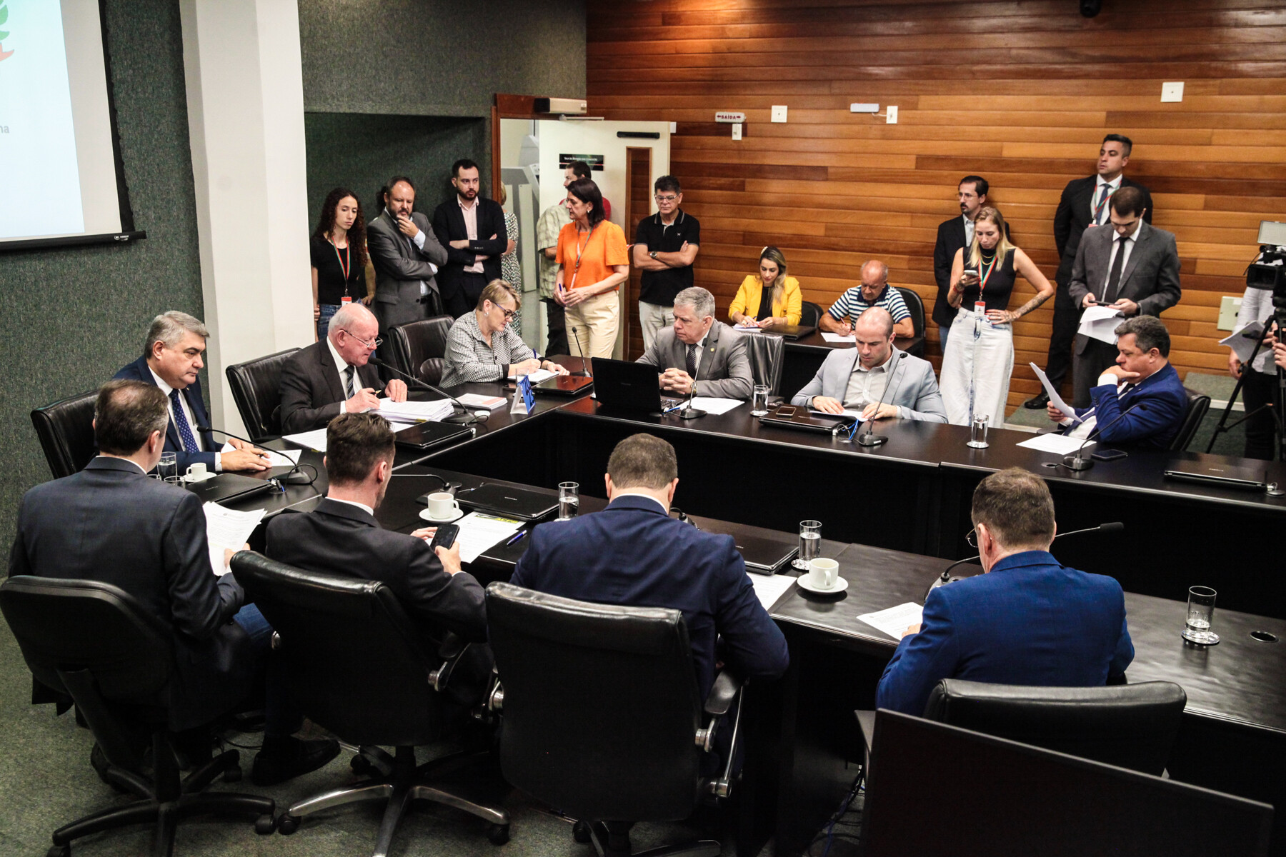 Finanças acata propostas que limitam bolsas concedidas pelo Estado a cursos presenciais