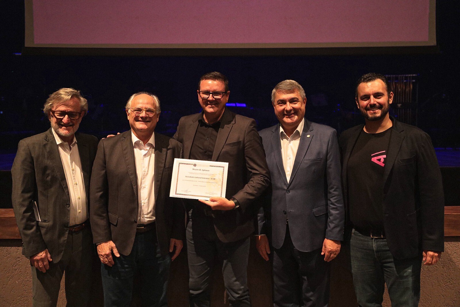 Deputado Dr Vicente e demais autoridades na entrega da homenagem