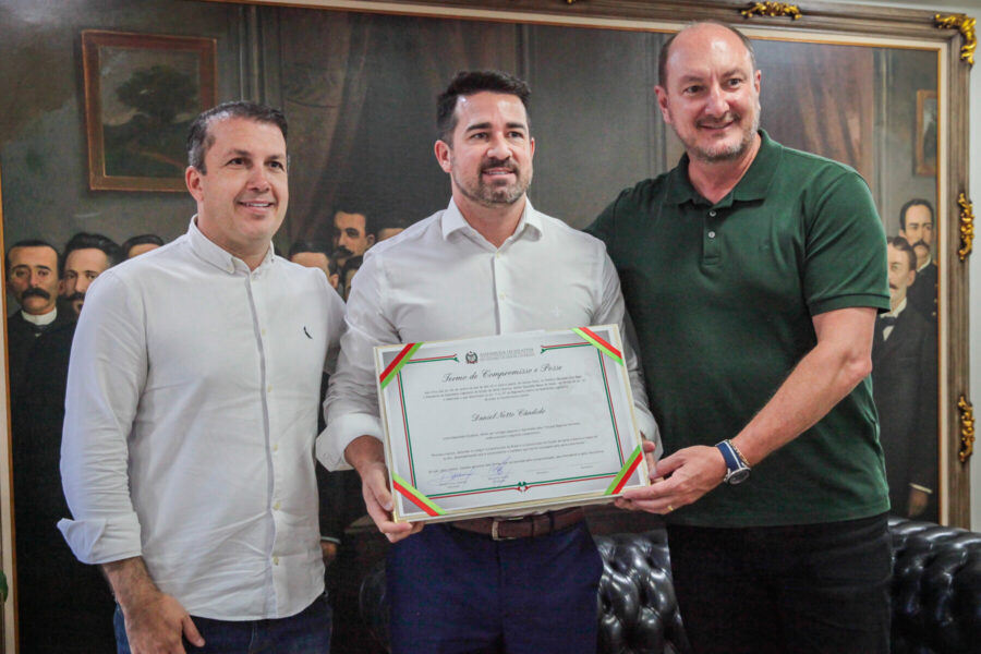 Deputados Camilo Martins (Podemos), Daniel Cândido (Podemos) e Mauro de Nadal (MDB), presidente da Assembleia Legislativa.
