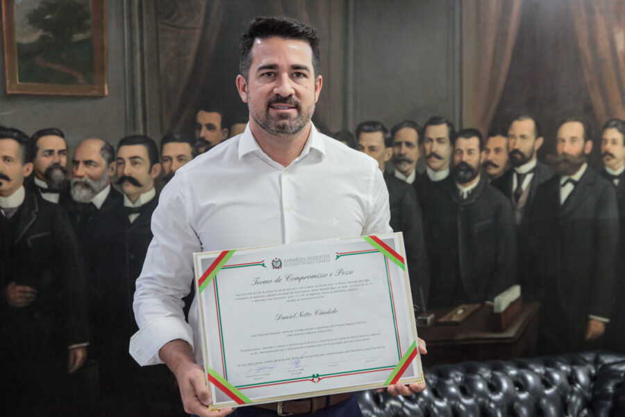 Daniel Cândido toma posse como deputado estadual