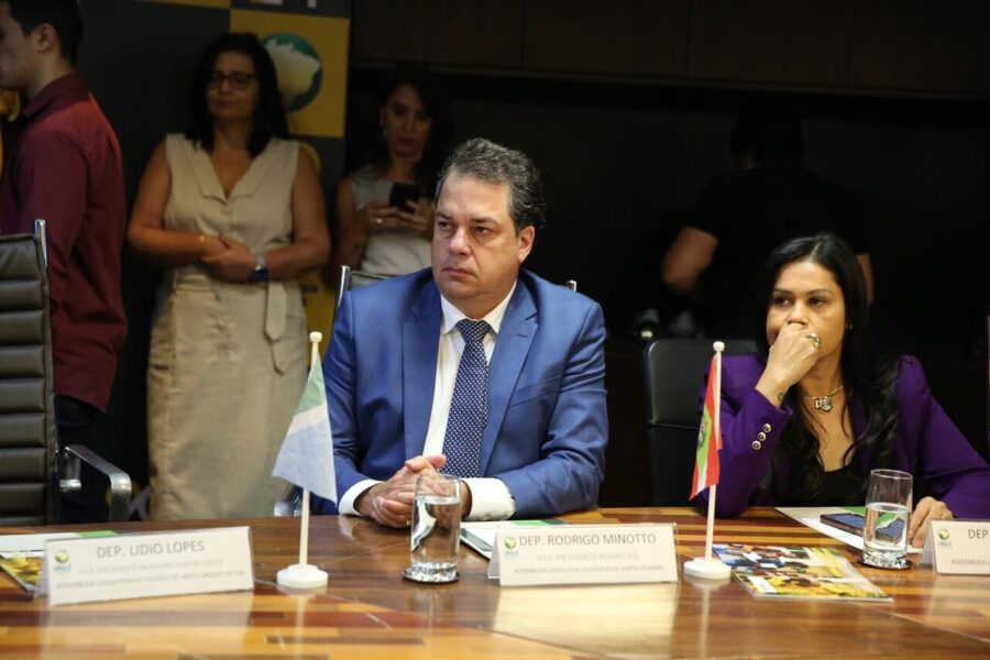Deputado Rodrigo Minotto, durante a posse, realizada nesta quinta-feira (11). FOTO: Divulgação