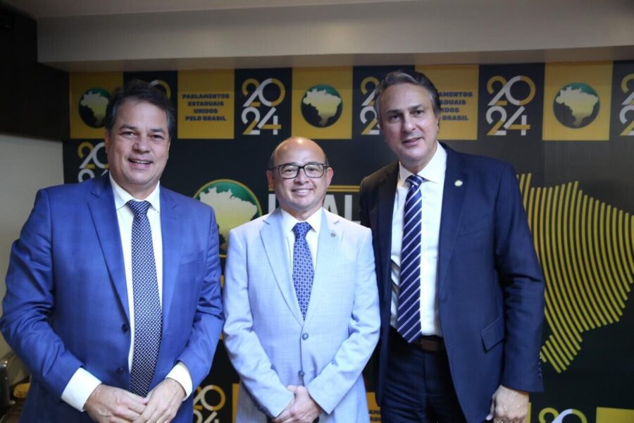 Minotto, o novo presidente da Unale, Sergio Aguiar, e o ministro Camilo Santana. FOTO: Divulgação
