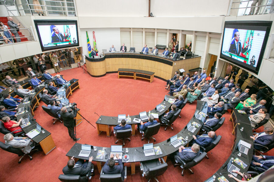 Parlamentares, representantes dos Poderes, secretários de Estado, entre outras lideranças políticas prestigiam Sessão Especial.