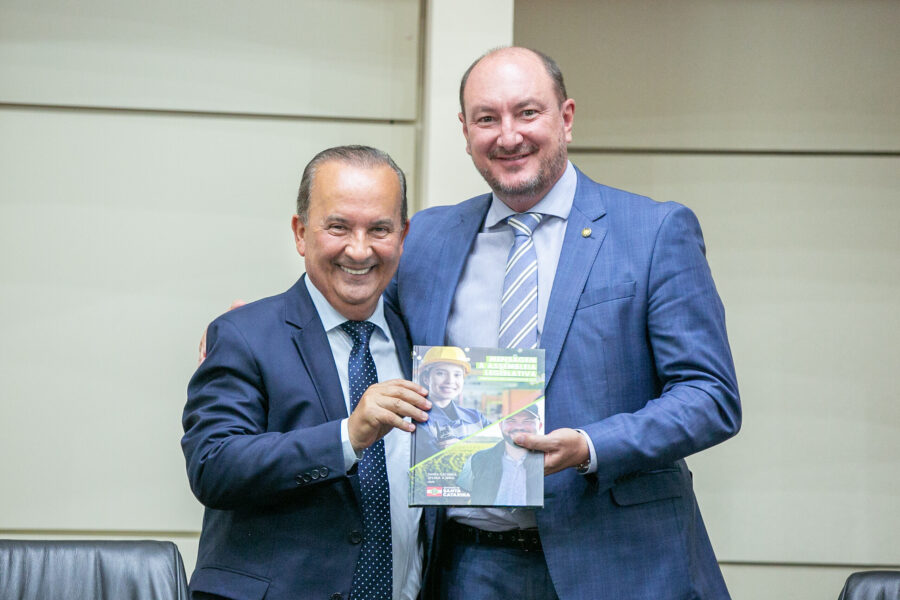 Exemplar do relatório anual é entregue pelo governador Jorginho Mello ao presidente da Alesc, deputado Mauro de Nadal (MDB).