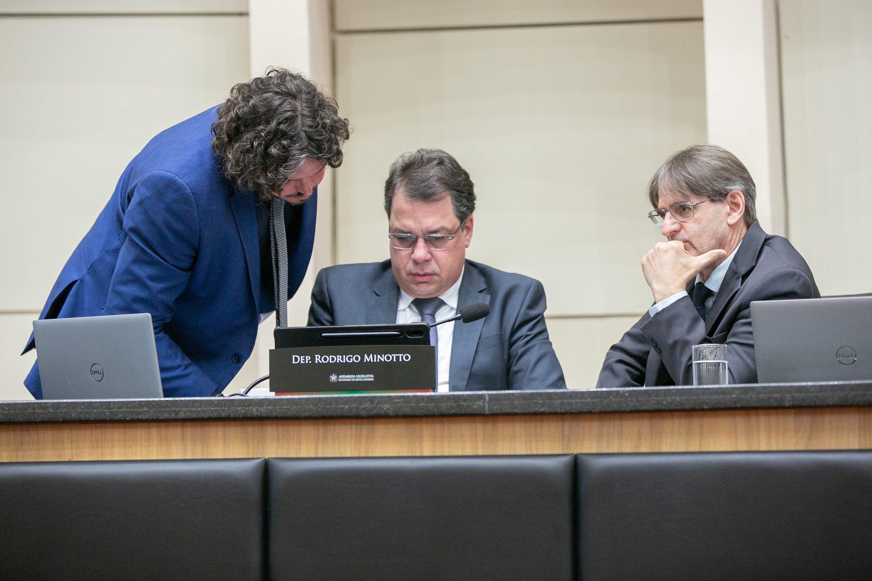 - Deputado Marquito (PSOL)- Deputado Rodrigo Minotto (PDT) - Deputado Neodi Saretta (PT)